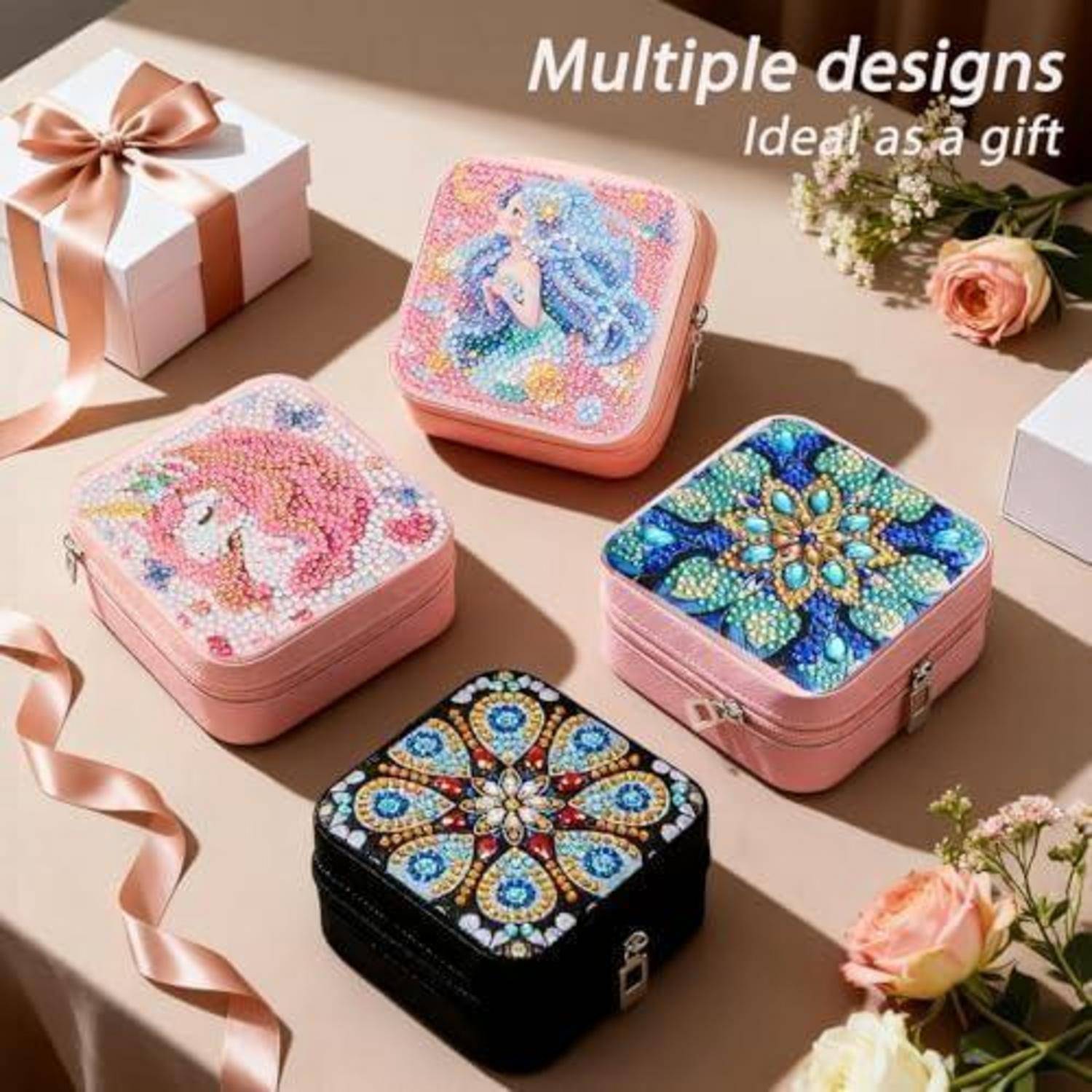 Vier kleine Schmuckkästchen mit Juwelen in verschiedenen Designs, mit Text „Mehrere Designs Ideal als Geschenk