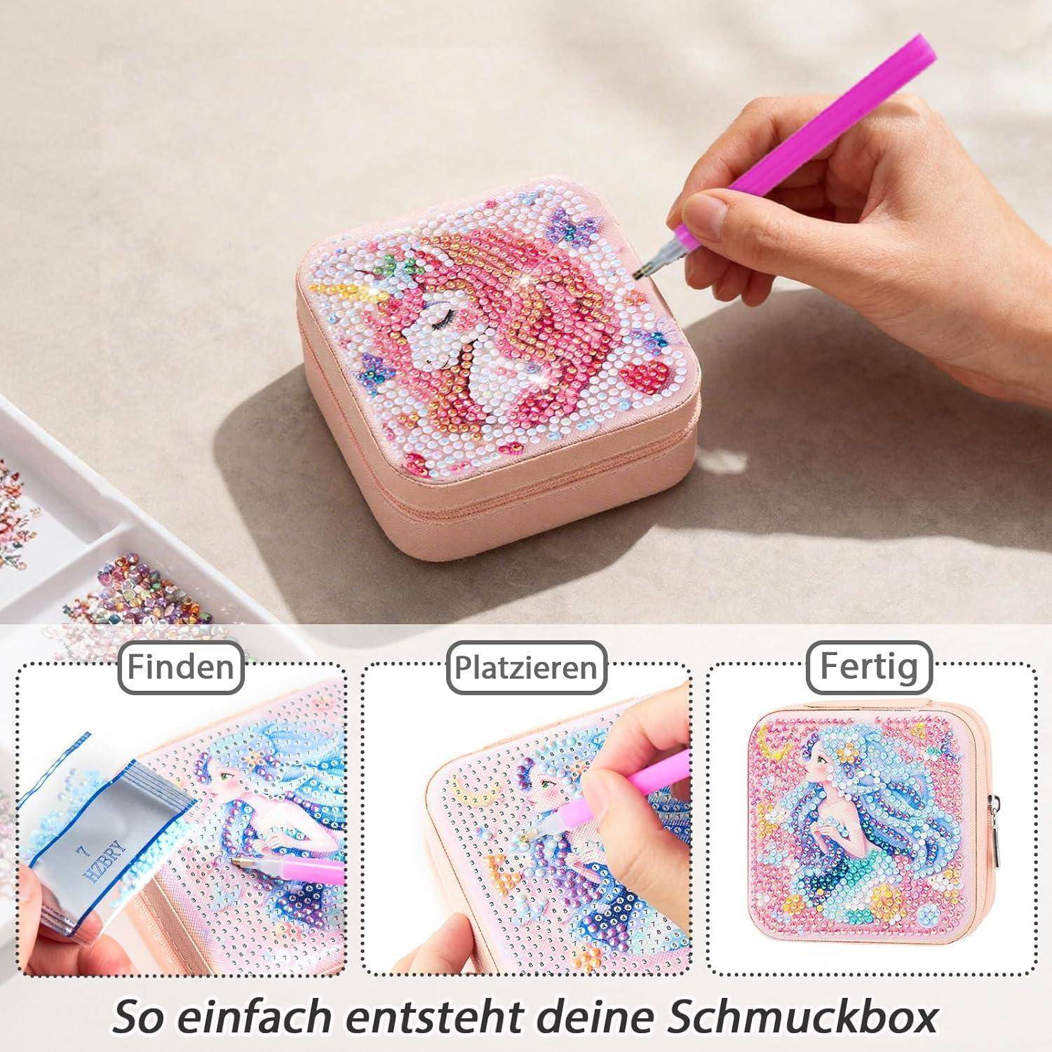 Hand platziert Edelsteine auf eine Einhorn-Design-Schmuckschatulle; eingefügte Schritte zeigen den Diamond-Art-Prozess und die fertige Schatulle, mit deutschem Text 'So einfach entsteht deine Schmuckbox'.