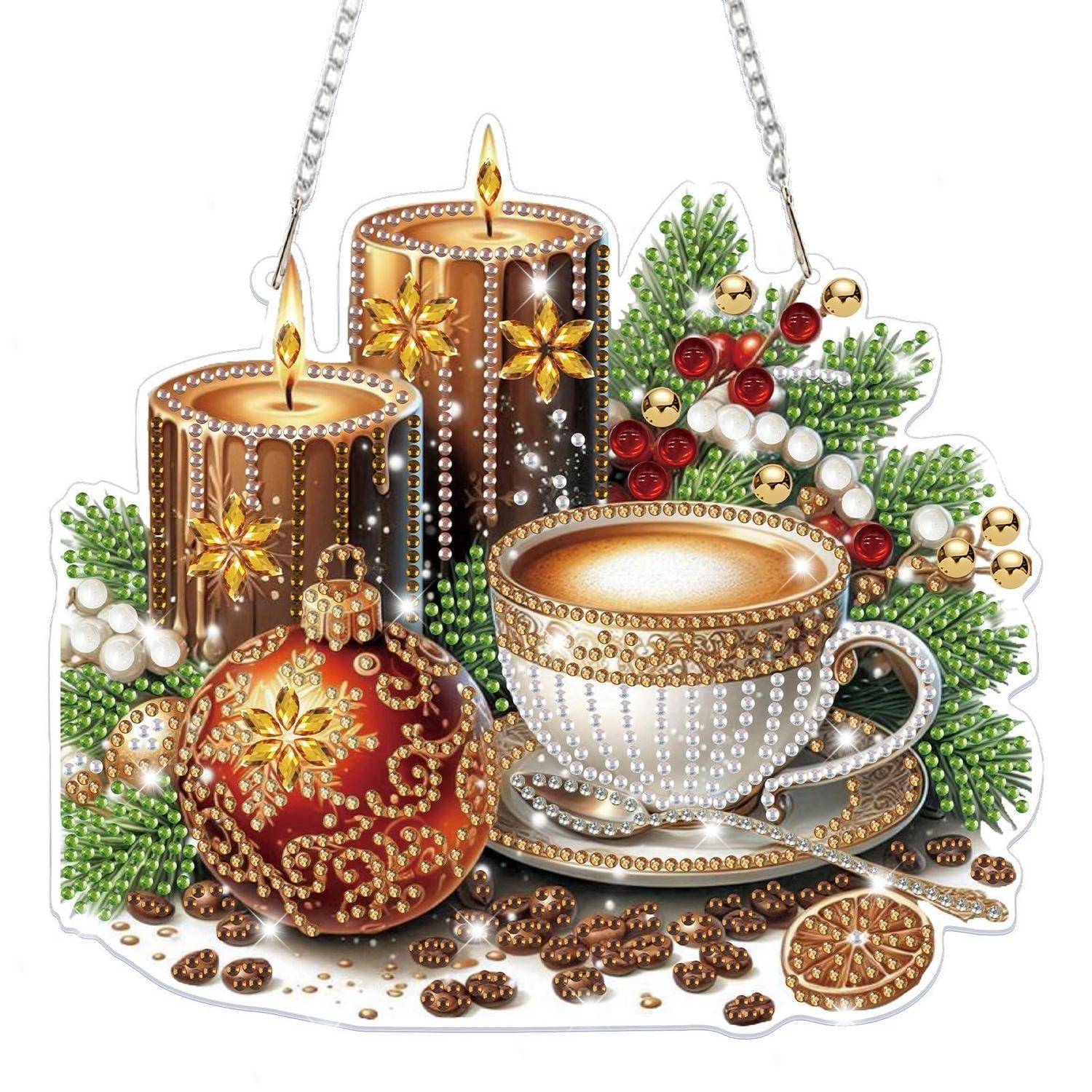 Dekorative Weihnachtsszene mit zwei brennenden Kerzen, einer Kaffeetasse mit Perlenkante, roter Weihnachtskugel und Kiefernzweigen mit Beeren und Perlen.