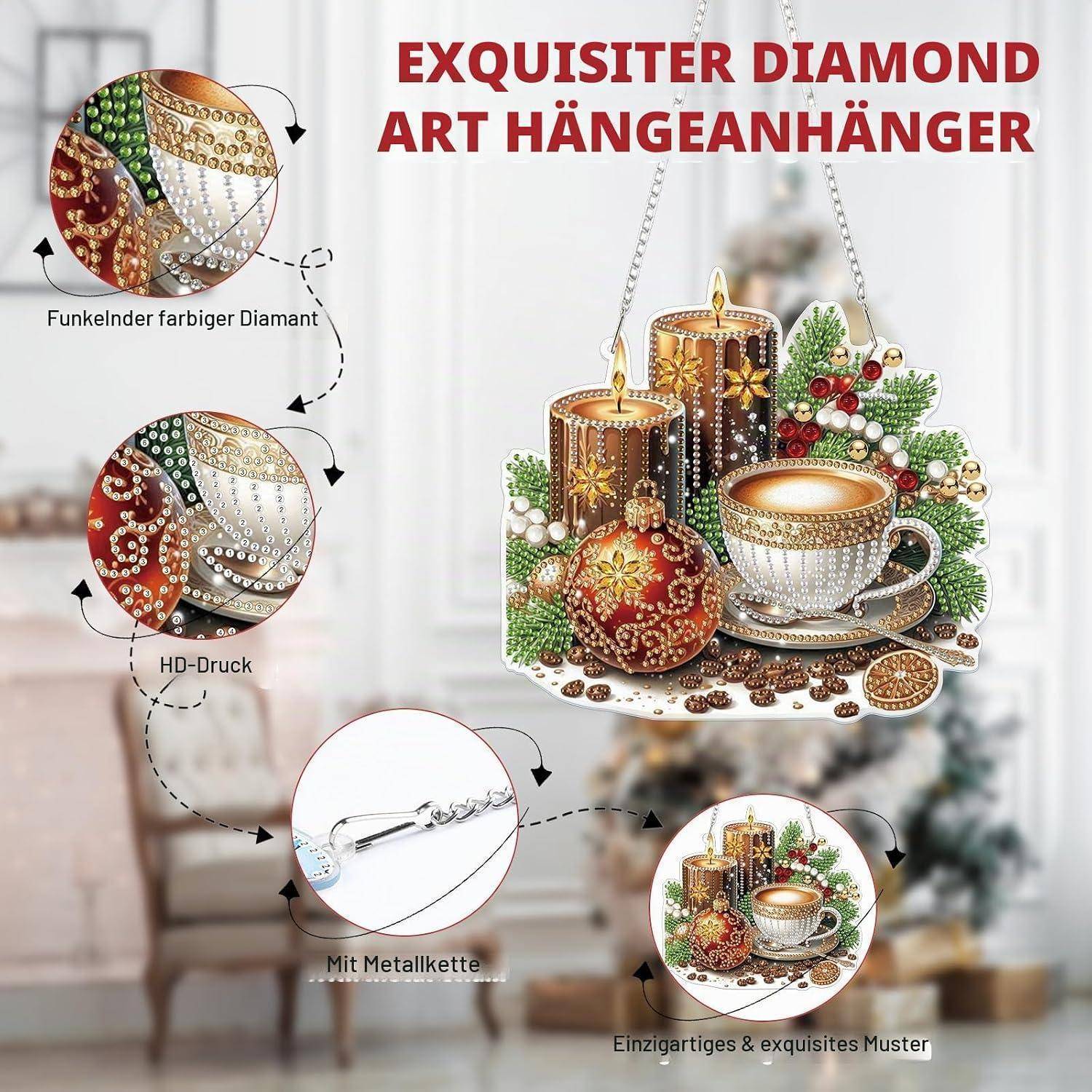 Angebot für ein hängendes Diamant-Kunstschmuckstück mit einem Weihnachts-Teeservice mit Kerzen, Ornamenten und Grünwerk; zeigt glitzernden Diamantdruck, Metallkette und „exquisites