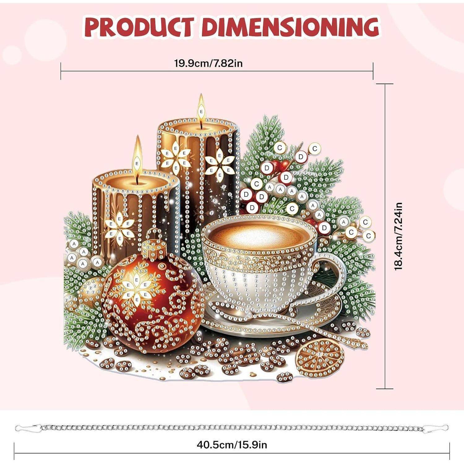 Produktgrößenabbildung mit einer Perlen-Weihnachtsszene mit Kerzen, einer Teasse, einer Weihnachtskugel und Grünzeug; Gesamtabmessungen 19,9 cm x 18,4 cm, Kette 40,5 cm.