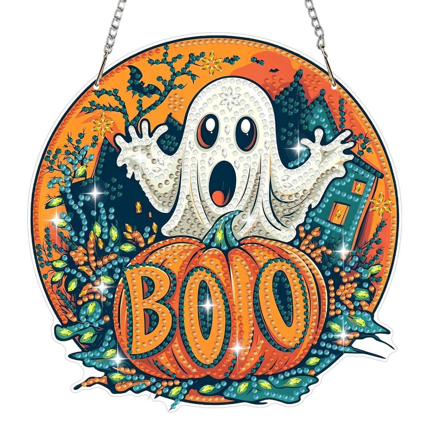 Halloween-Dekoration mit einem Gespenst über einer Kürbislaterne und dem Wort „BOO