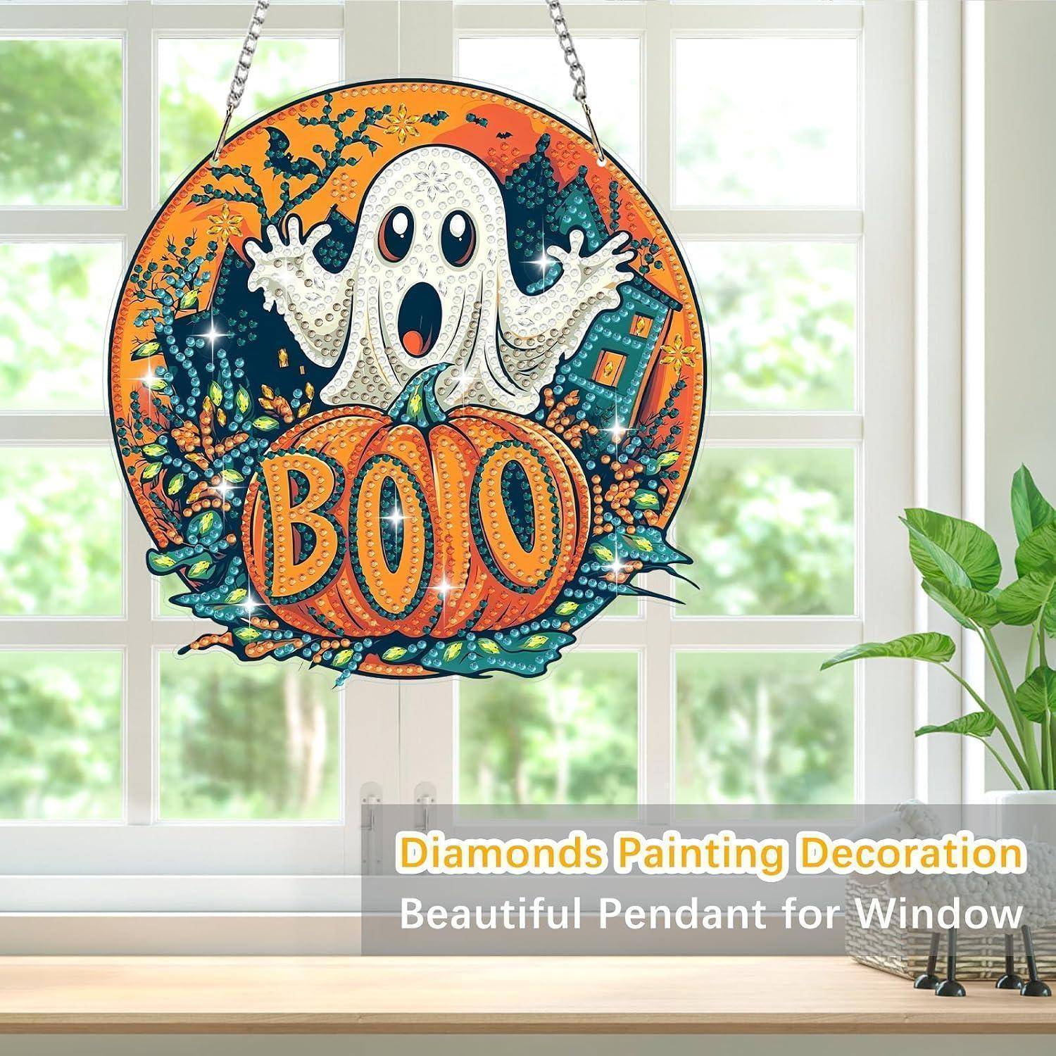 Halloween-Fensterhänger mit einem Gespenst über dem Wort „BOO