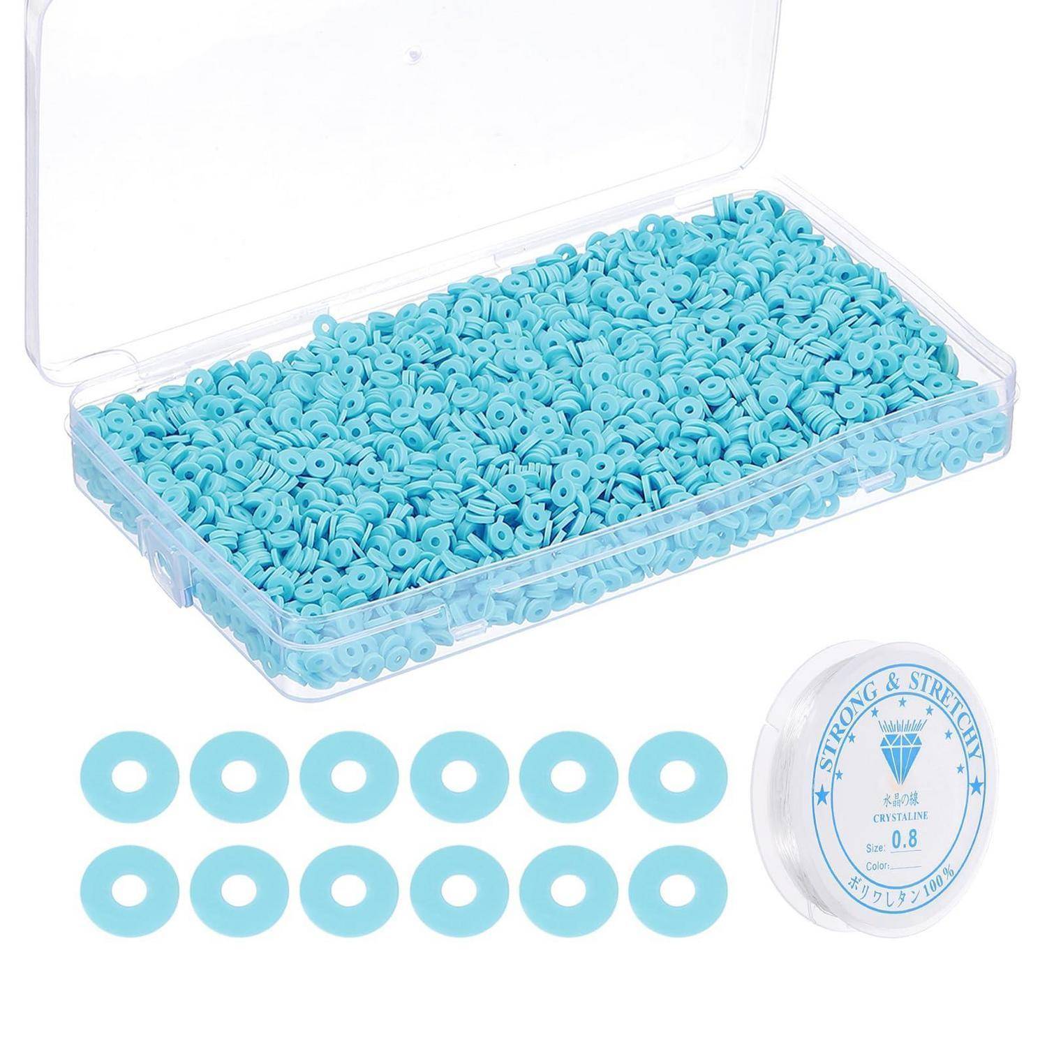 Durchsichtige Kunststoffbox gefüllt mit hellblauen Silikon-Buchstabenkugeln, mit beispielhaft angeordneten ringförmigen Kugeln darunter und einer beschrifteten Spule auf der rechten Seite.
