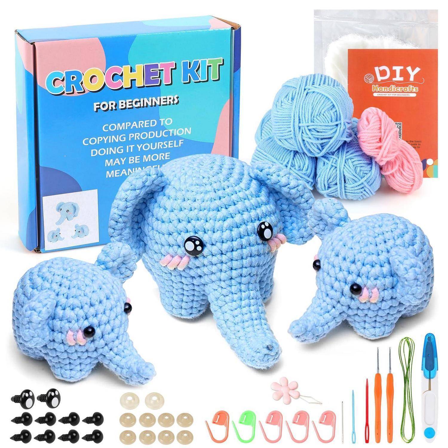 Häkelset für Anfänger mit blauem Garn und Werkzeugen, zeigt fertige Elefanten-Plüschtiere, Musterkarte, DIY-Garnpaket, Sicherheitsaugen, Füllmaterial, Häkelhaken, Nadeln und Zubehör.