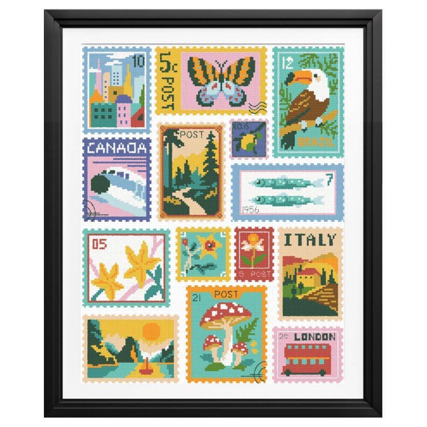 Gerahmtes Kunstwerk mit farbenfrohen Vintage-Stil-Briefmarken, die Reiseszenen, Tiere, Blumen und Länderbezeichnungen wie Kanada, Italien und London zeigen.