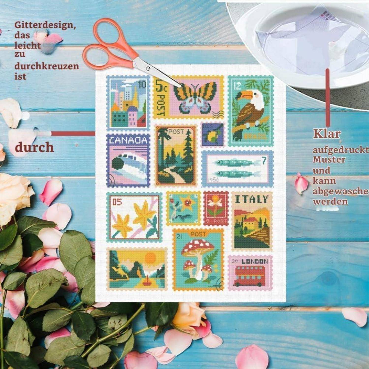 Dekorative Postkarten-artige Seite mit Vintage-Briefmarken-Collage, Schere, Schale und deutschem Text auf blauem Holzhintergrund mit Rosenblättern.