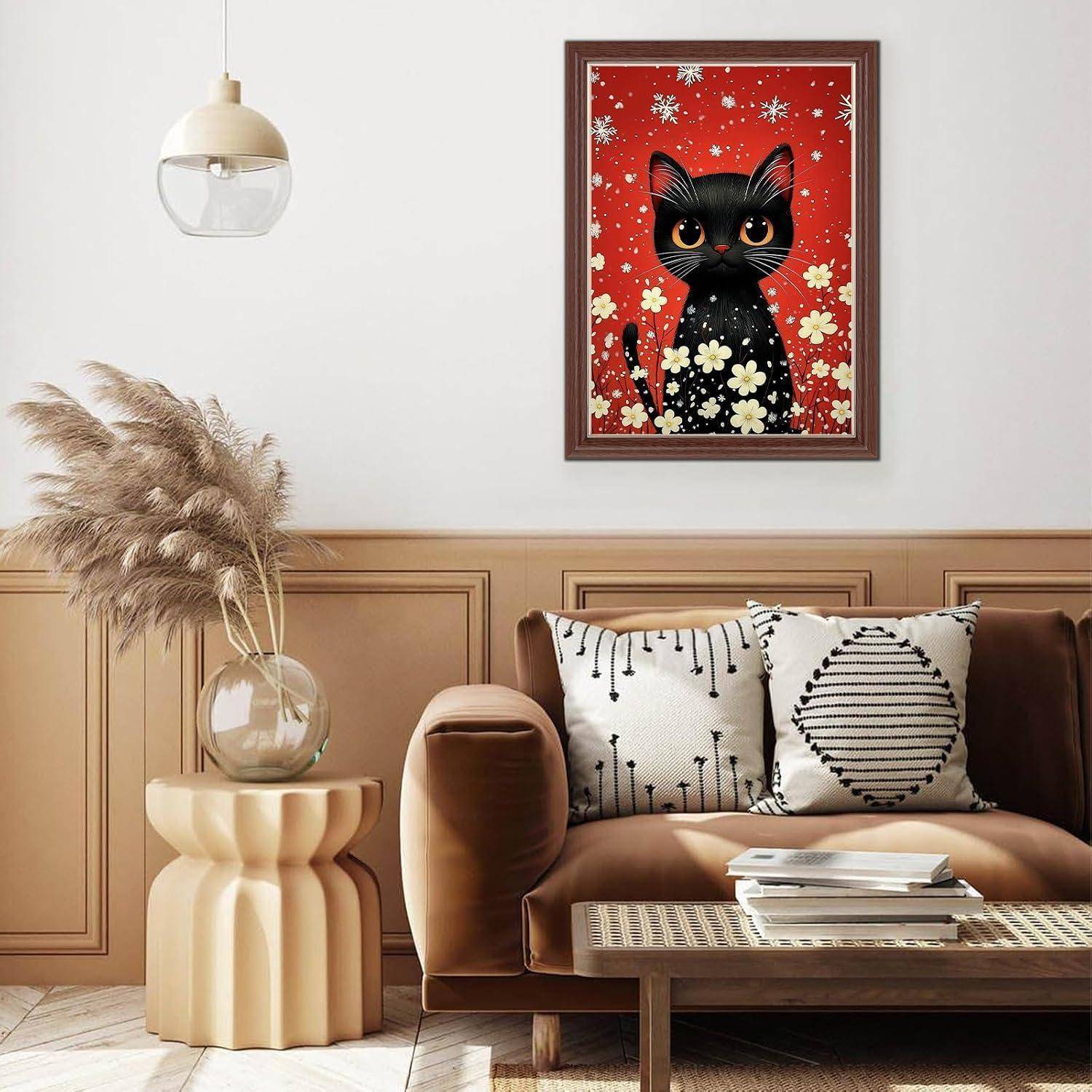 Ein gemütliches Wohnzimmer mit einem braunen Sofa, gemusterten Kissen, einem Beistelltisch mit Trockenblumen und einem gerahmten Kunstwerk einer schwarzen Katze auf rotem Blumenhintergrund.