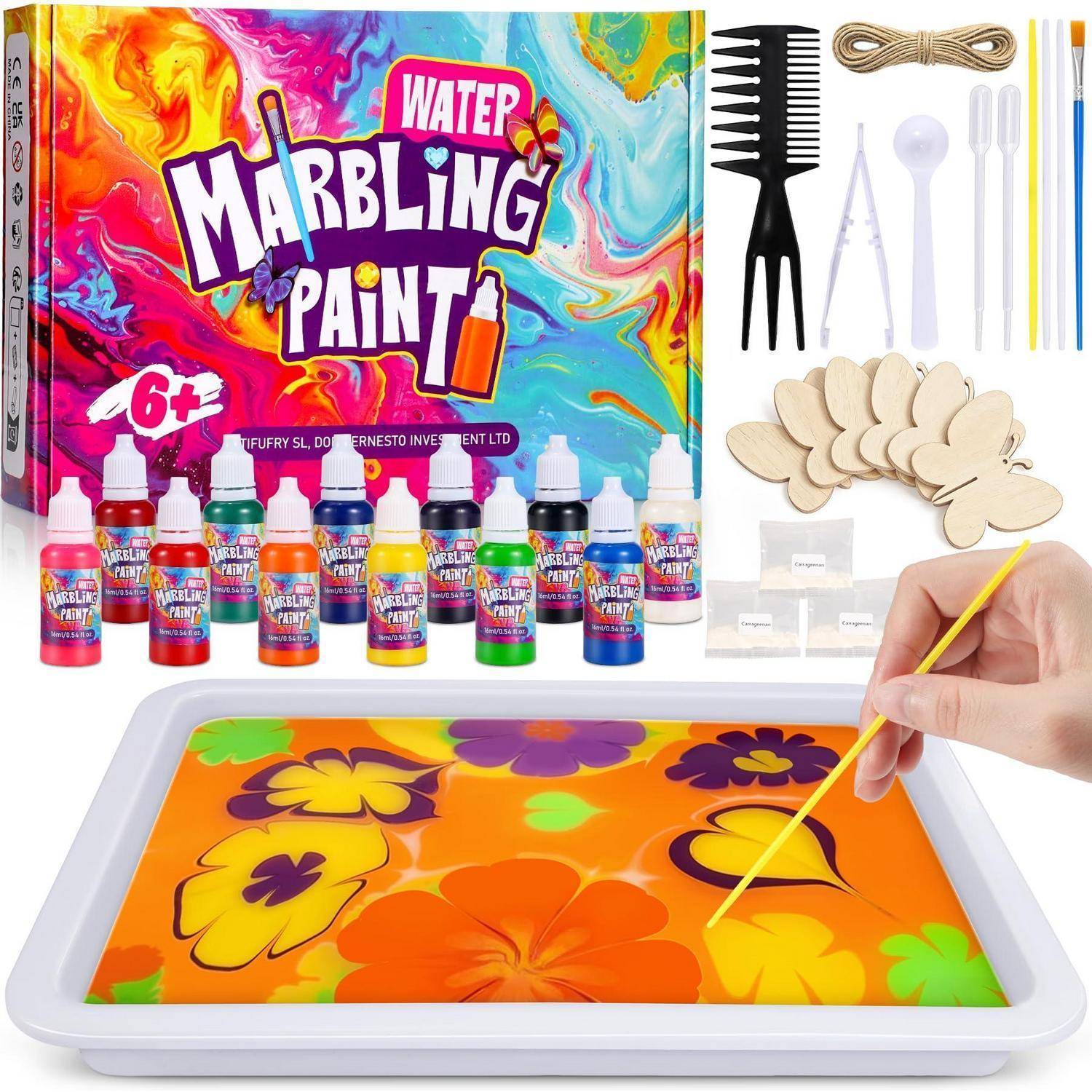 Wasser-Marmorierungs-Farb-Set mit Flaschen, Werkzeugen, Holzformen und einem Tablett, das farbenfrohe Blumenmuster zeigt, die mit einem Stab gemalt werden.