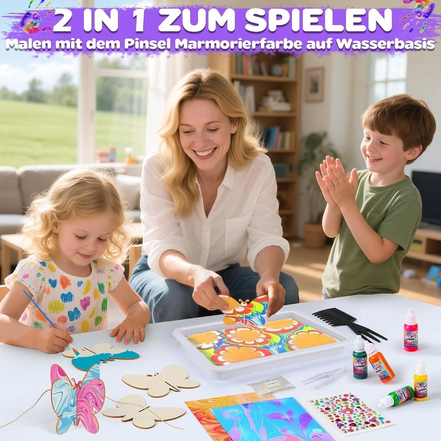 # Mutter und zwei Kinder malen bunte Holzformen an einem Tisch, mit Kunstmaterialien und deutschem Text, der 