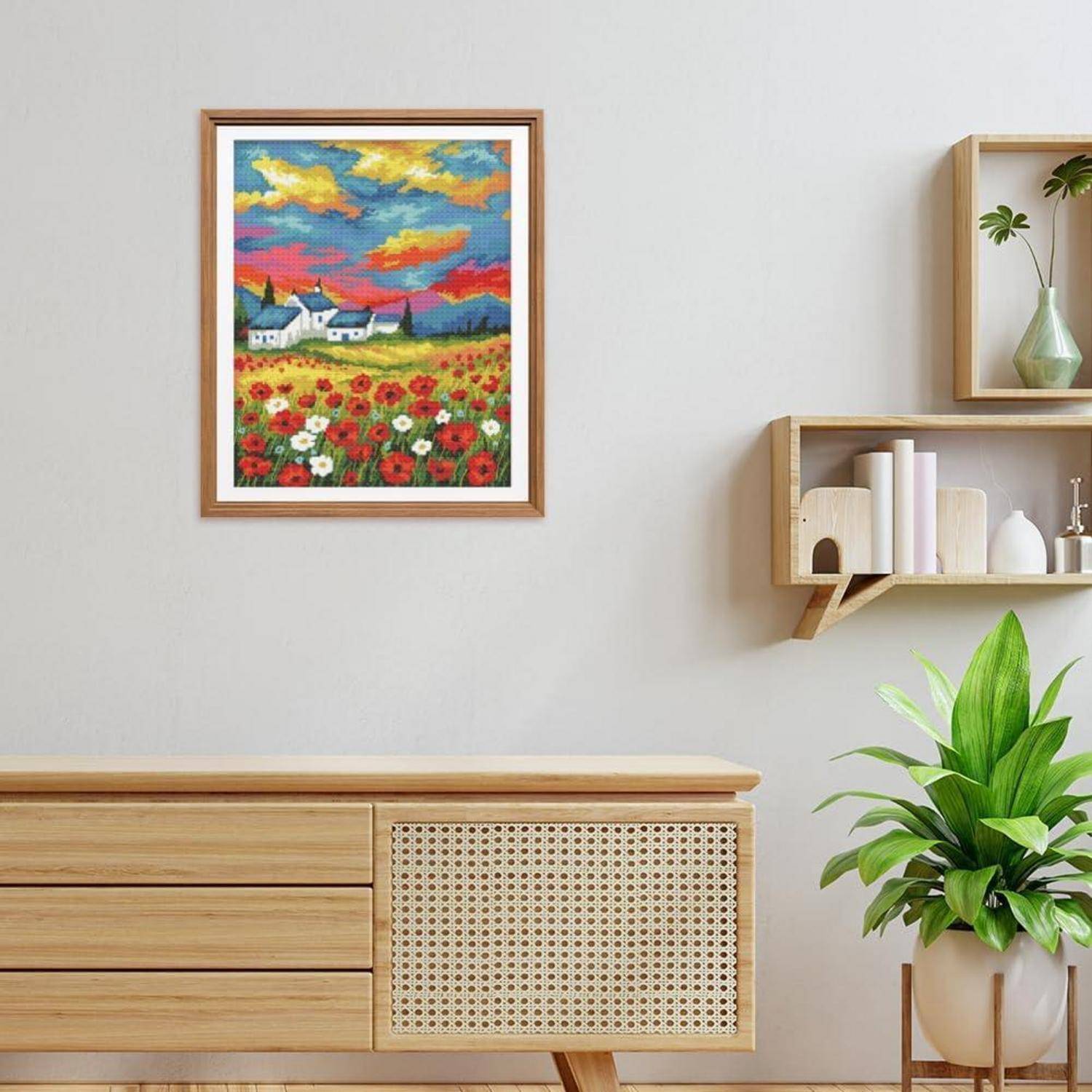 Gerahmtes farbiges Landschaftsgemälde über einem hölzernen Sideboard mit Regalen und einer Topfpflanze in einem minimalistischen Zimmer.