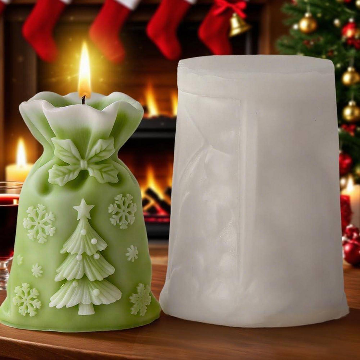 Grüne Weihnachtsbaumkerze, angezündet neben einer unleuchtenden weißen Kerze auf einem Tisch vor einem Kamin und Weihnachtsdekorationen.