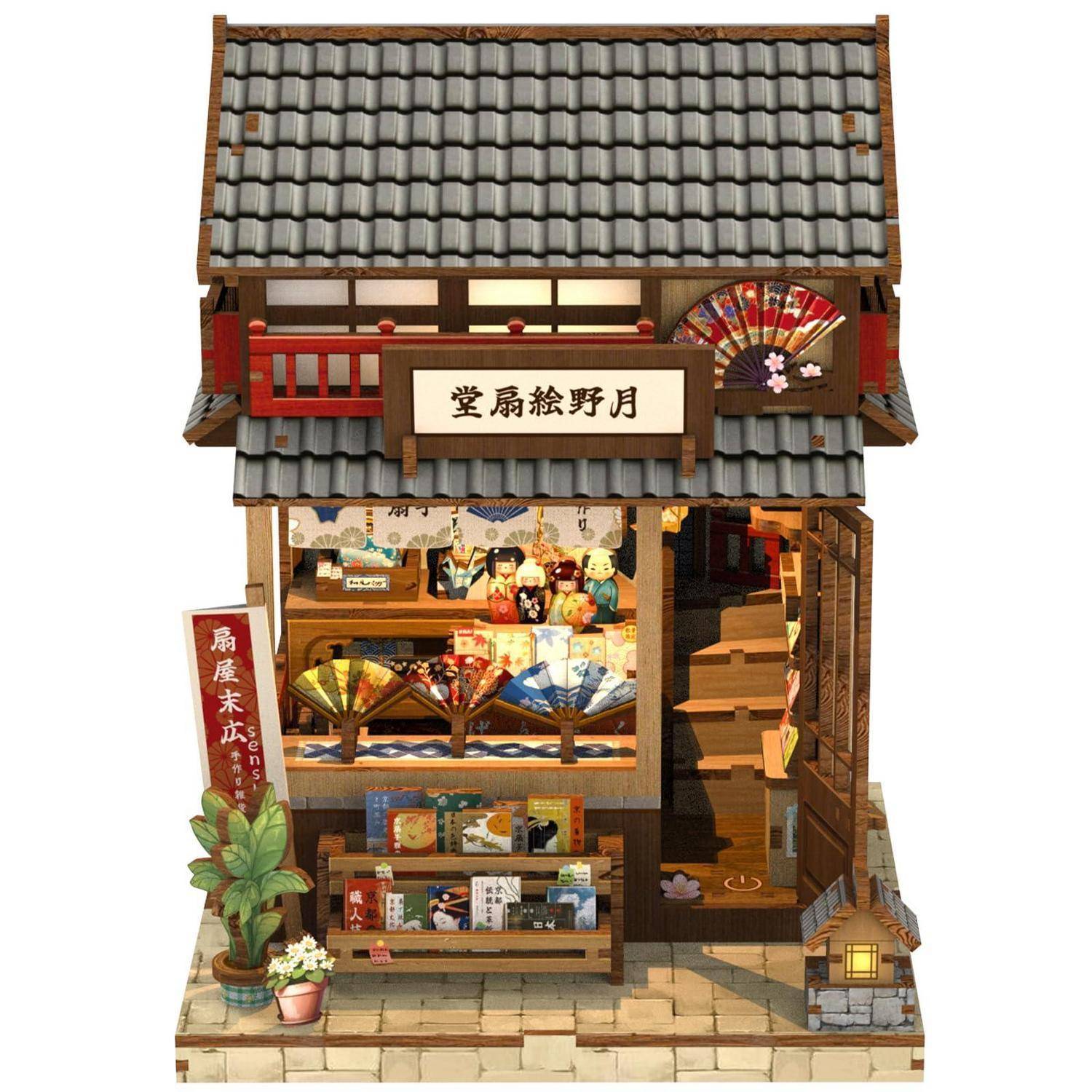 Winziger japanischer Laden mit Ziegeldach, Schaufenster mit Fächern und Puppen und ein Schild mit der Aufschrift „扇野絵月