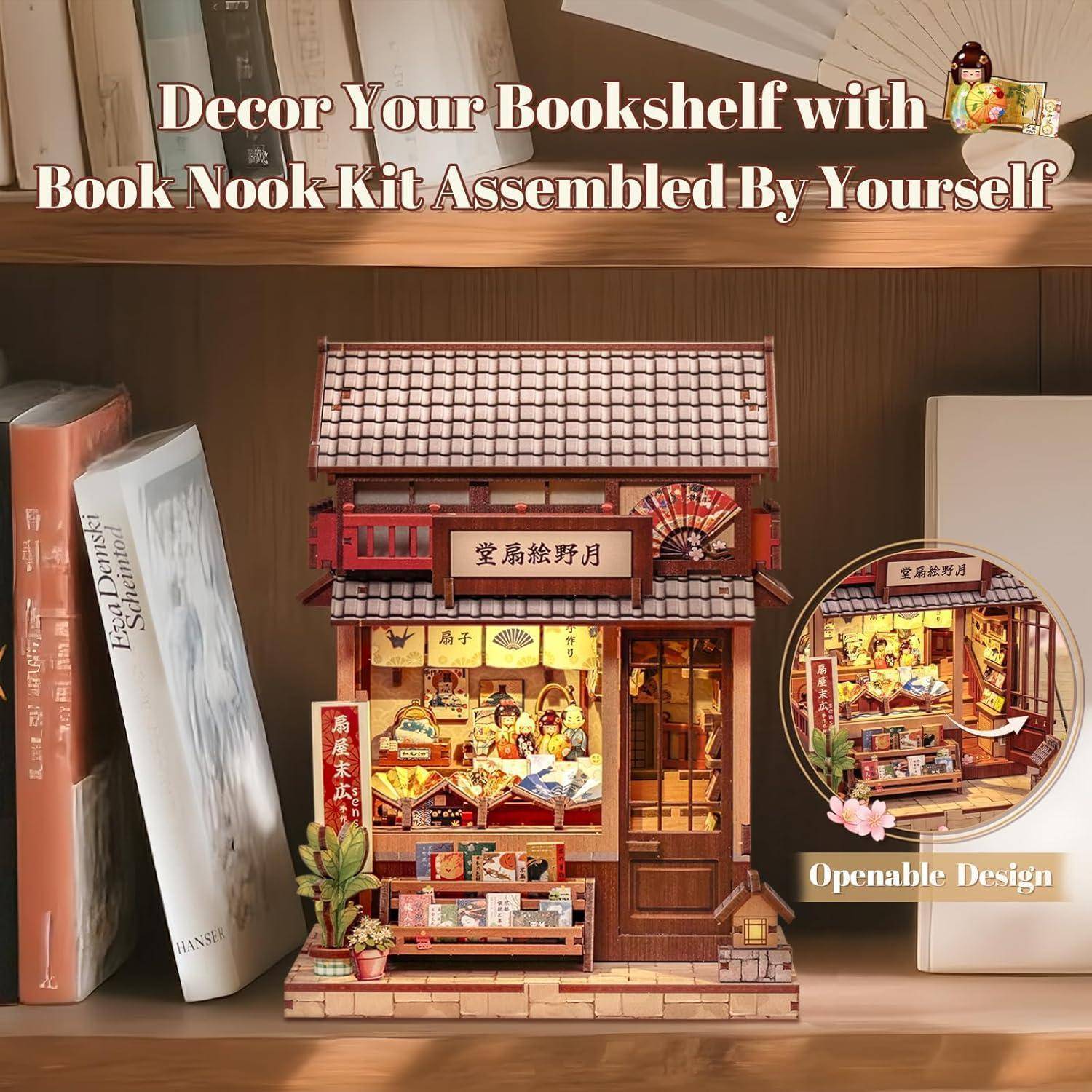 Miniatur-Bücherecke im japanischen Stil auf einem Bücherregal, mit beleuchteten Schaufensterdetails und dem Text „Verschönern Sie Ihr Bücherregal mit einem selbst zusammengestellten Buch-Nook-Set