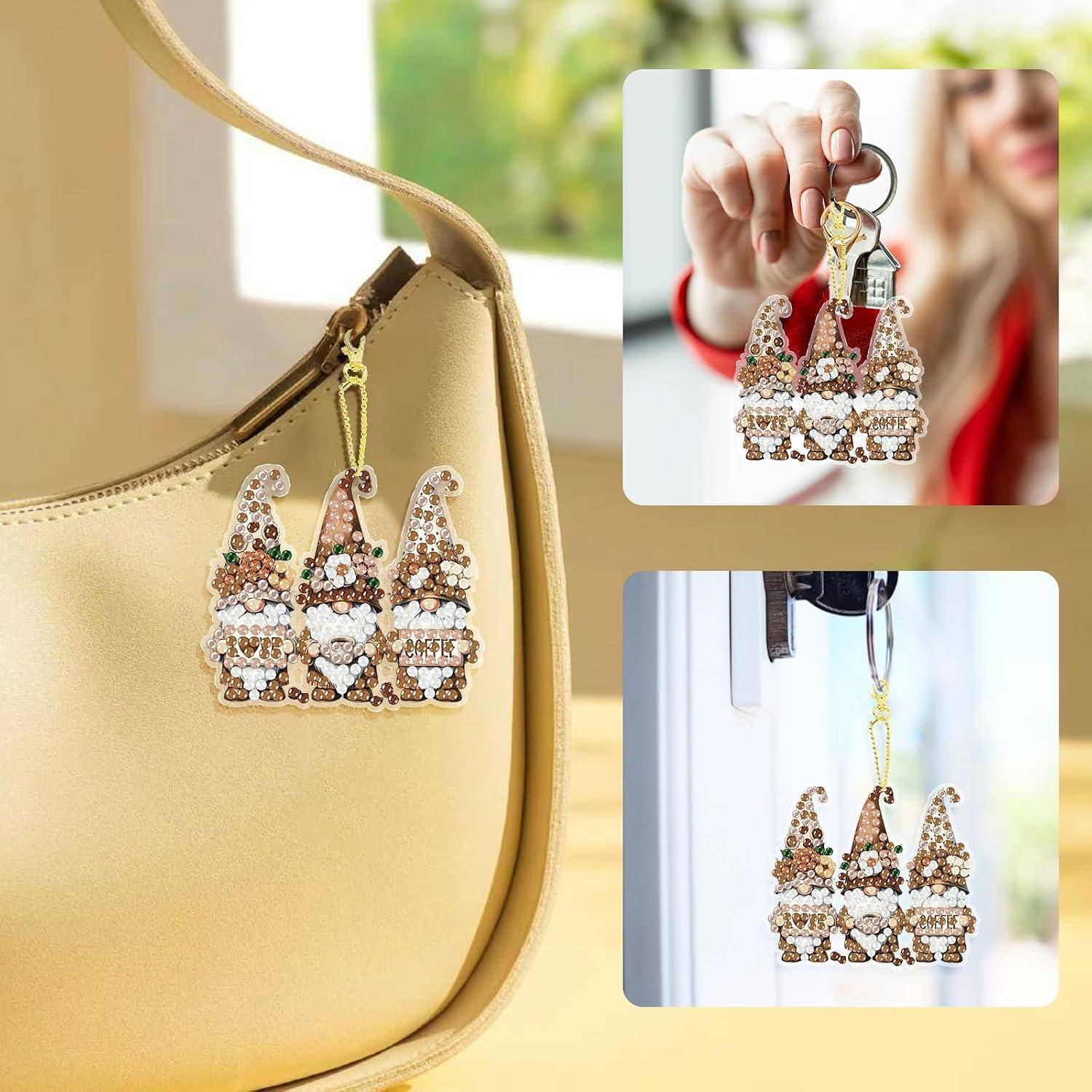 Goldene Handtasche mit einem Wichtel-Schlüsselanhänger im "Frohe Weihnachten""-Design; eingefügte Fotos zeigen sie in der Hand gehalten und an einer Türklinke befestigt.