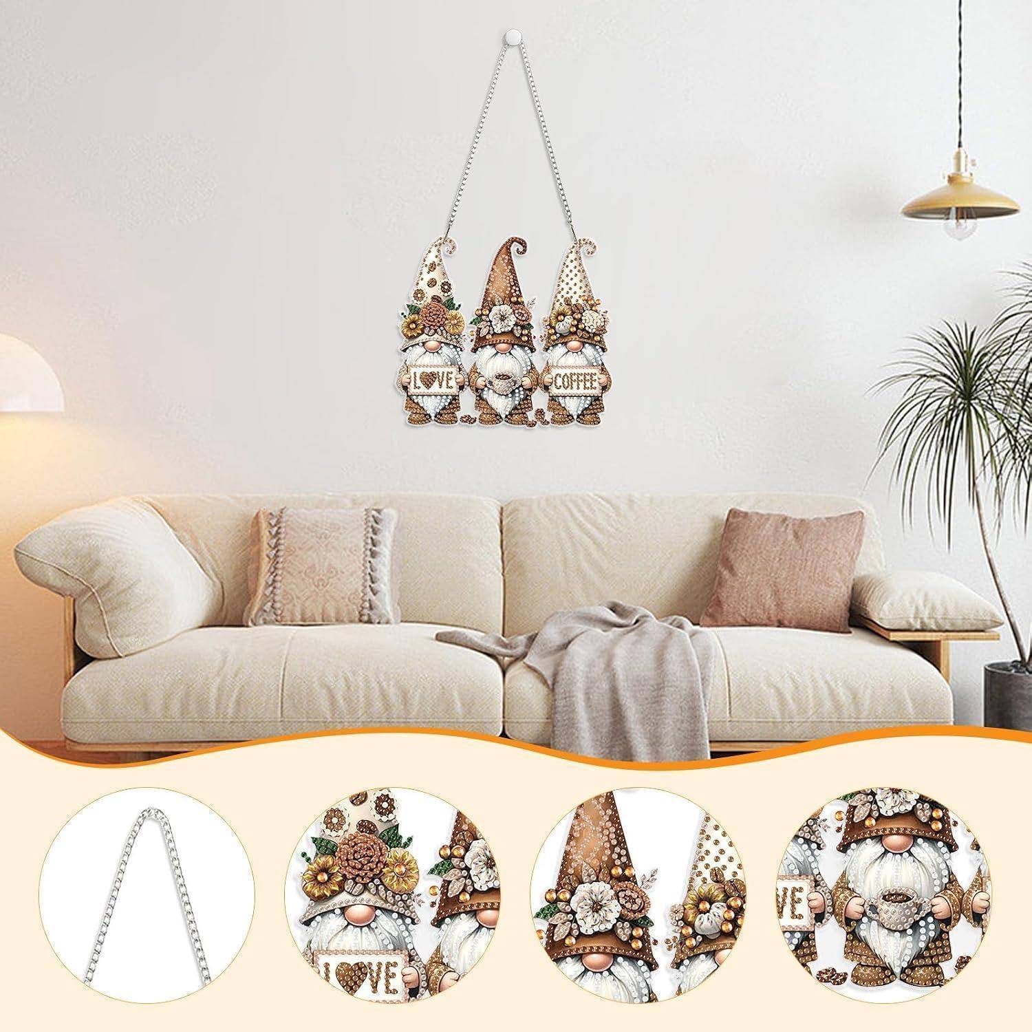 Drei hängende Zwerge-Wandornamente mit dem Text „LOVE" und „COFFEE"", die über einem beigen Sofa in einem hellen Wohnzimmer angebracht sind.
