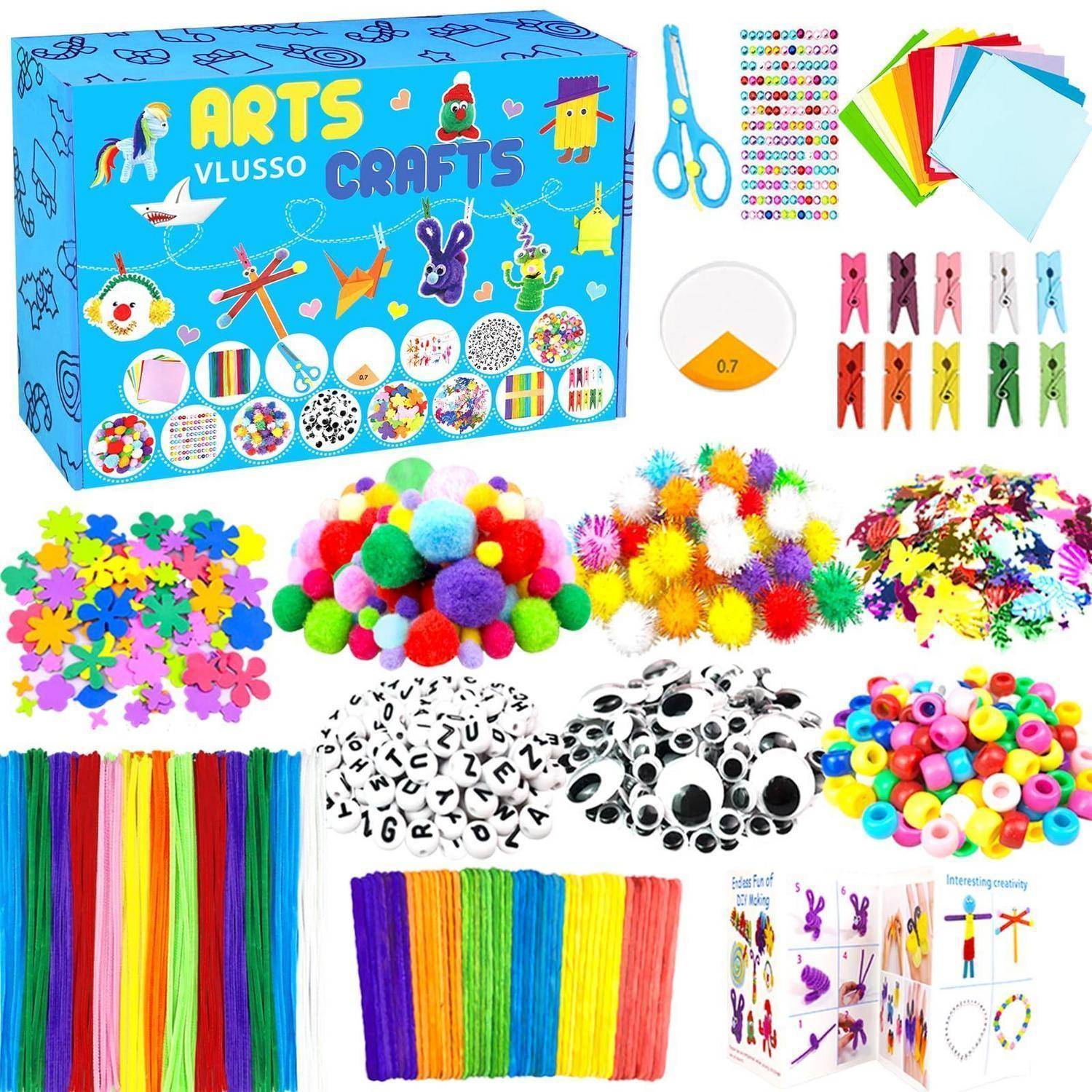 Bastelset mit Box, Schere, Wäscheklammern, Pompons, Wackelaugen, Pfeifenreiniger, Perlen, Aufklebern und farbigen Bastelhölzern.