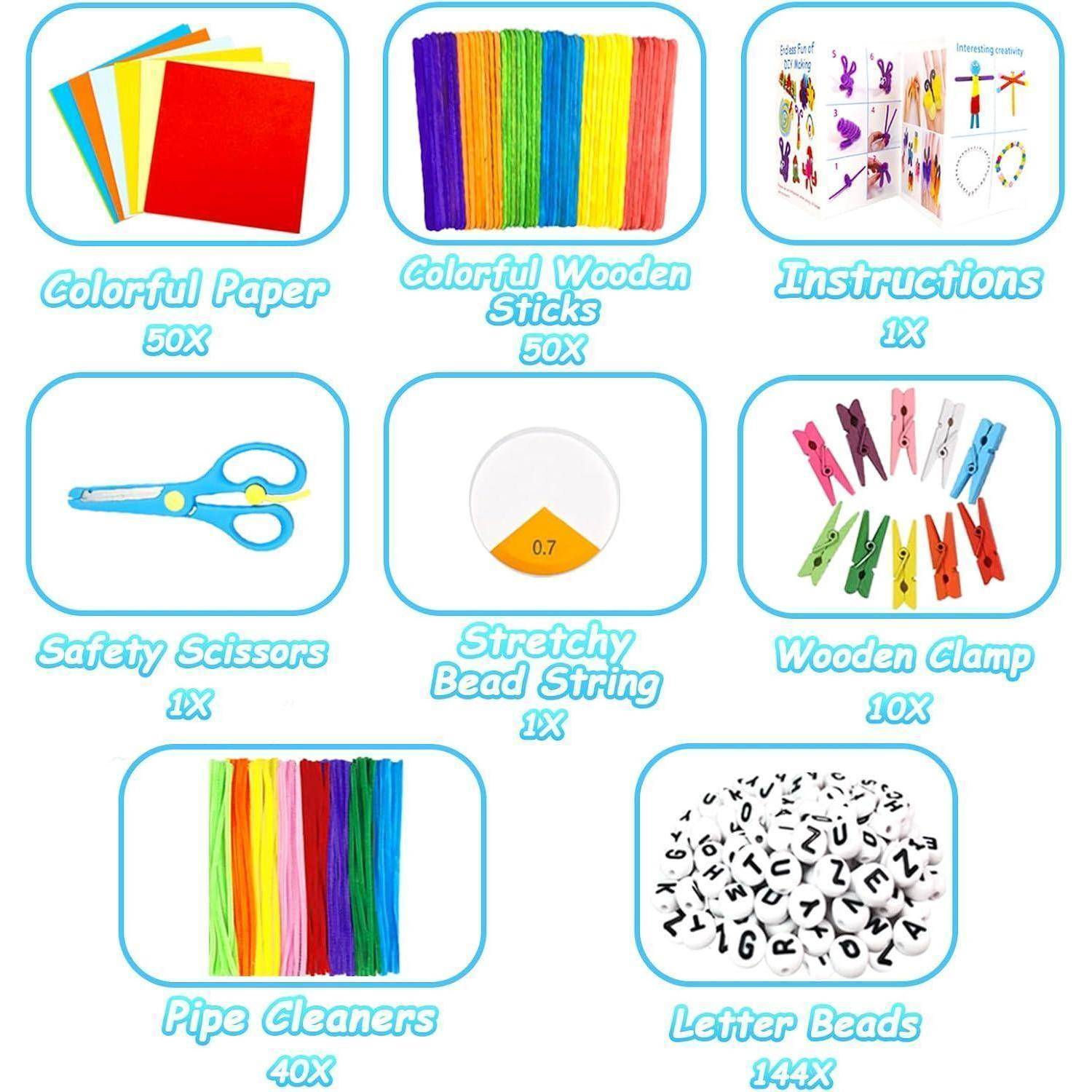 Inhalte des Bastelsets wie abgebildet: Buntpapier 50x, Holzstäbchen 50x, Anleitung 1x, Sicherheitsschere 1x, elastische Perlenschnur 1x, Holzklemmen 10x, Pfeifenputzer und Buchstabenpperlen 144x.