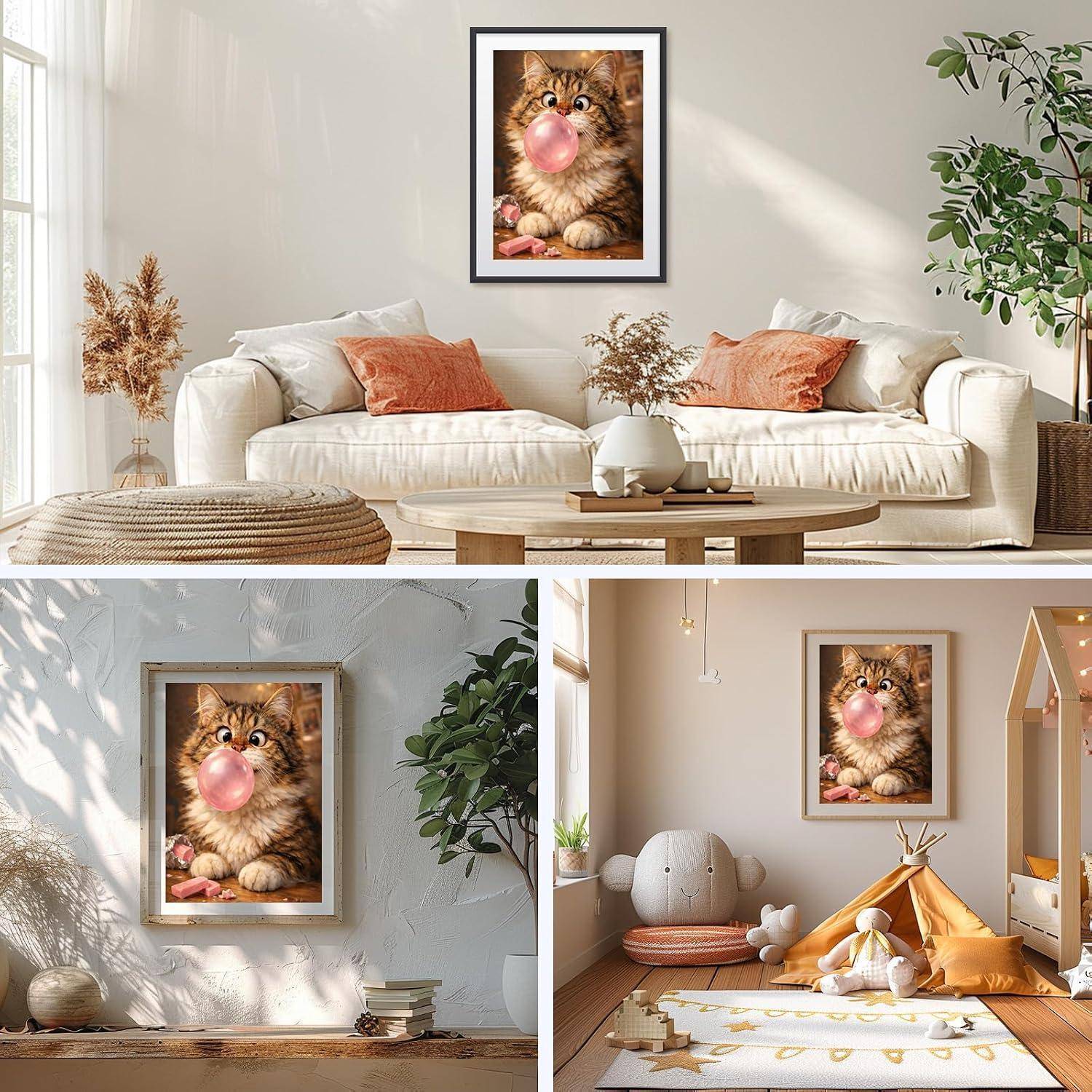 Collage von drei gemütlichen Innenräumen mit einem gerahmten Kätzchen, das eine rosa Kaugummiblase bläst, gestaltet als Wandkunst in Wohnzimmer- und Kinderzimmereinrichtungen.