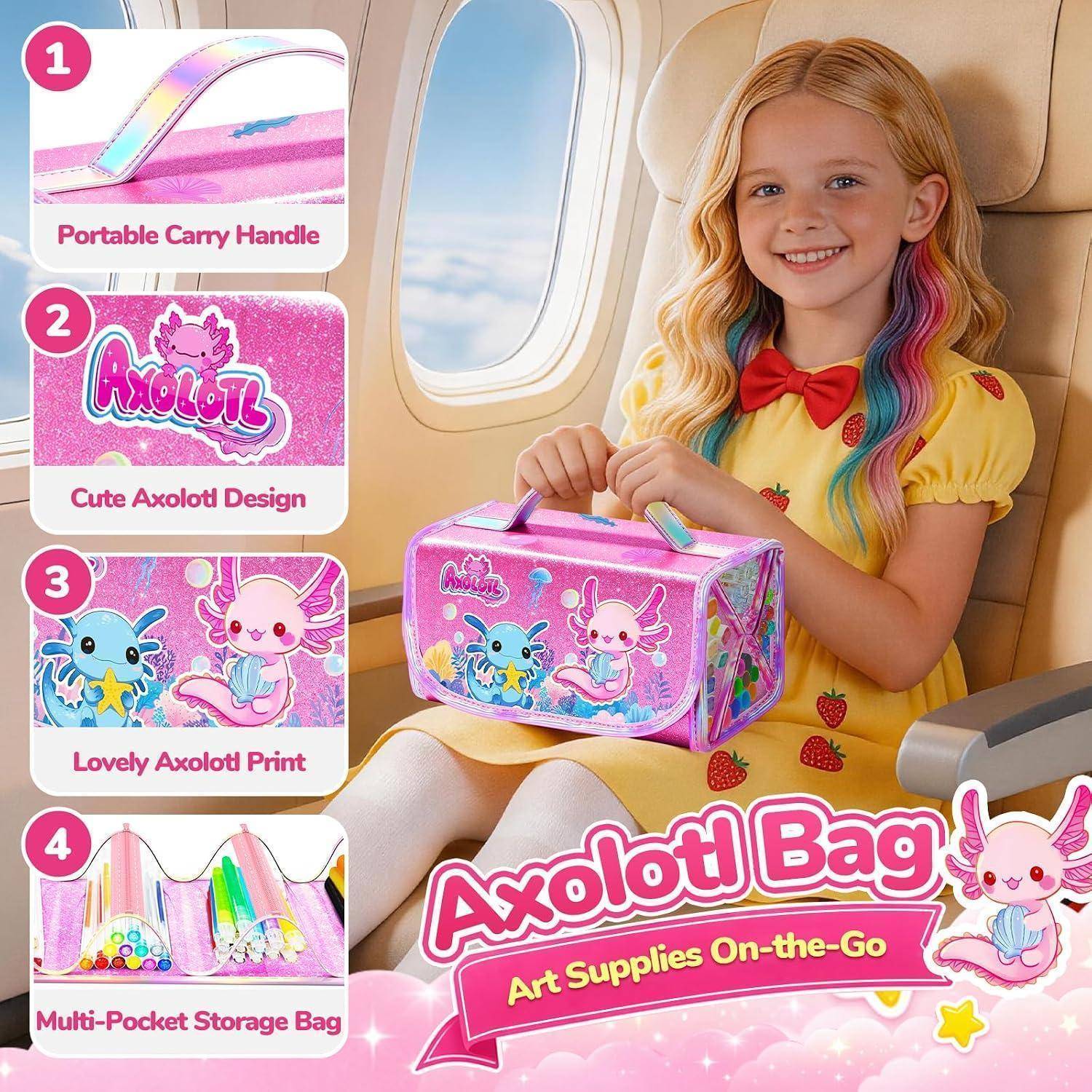 Lächelndes Mädchen in einem Flugzeug hält einen rosa „Axolotl Bag" Kunstbedarfskoffer; Seitenpanels zeigen seinen Tragegriff, das Axolotl-Design, den Druck und die Taschen.