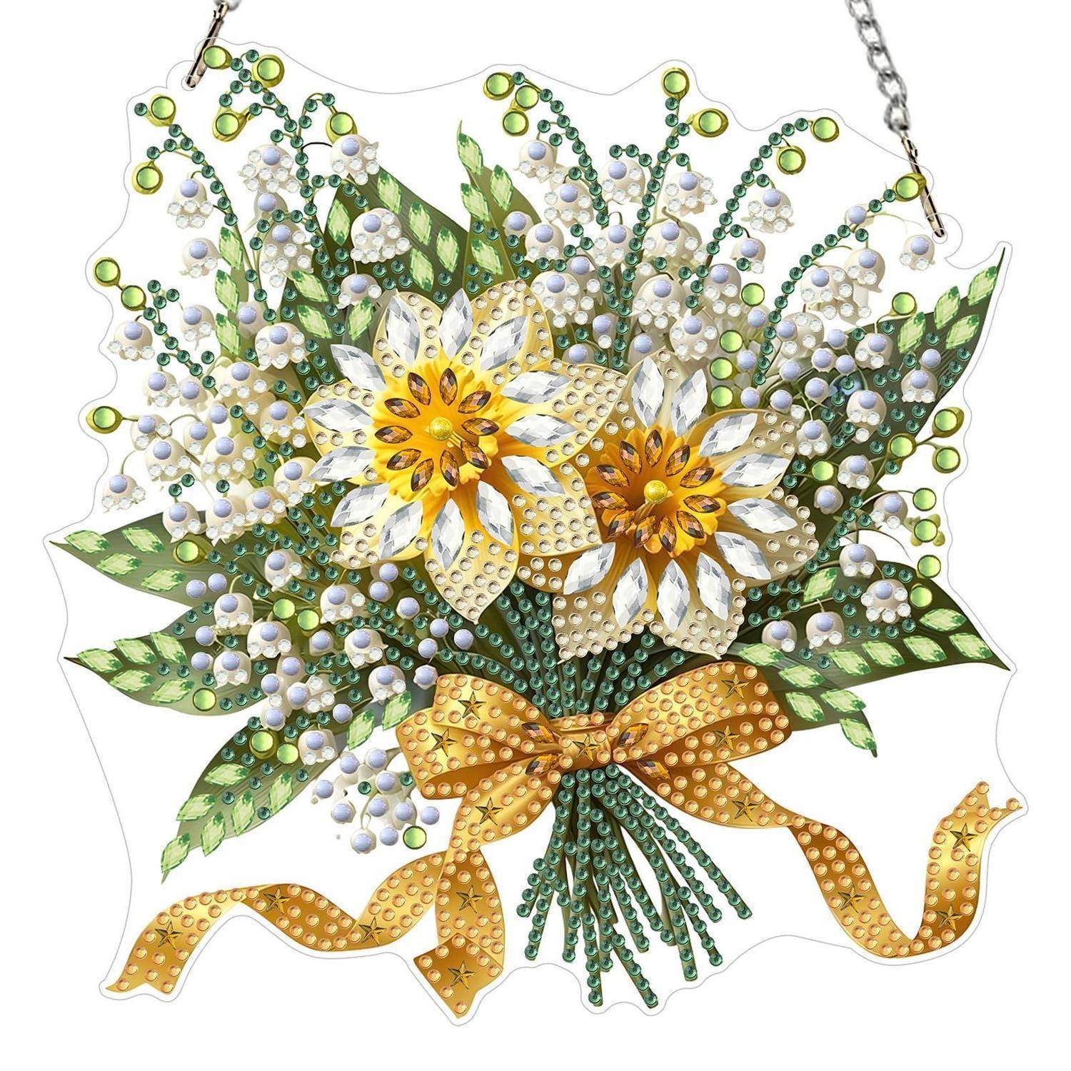 Dekoratives Blumensträußchen-Ornament mit weißen und gelben Blüten, grünen Blättern, perlenähnlichen Perlen und einer goldenen Schleife, die an einer Kette hängt.