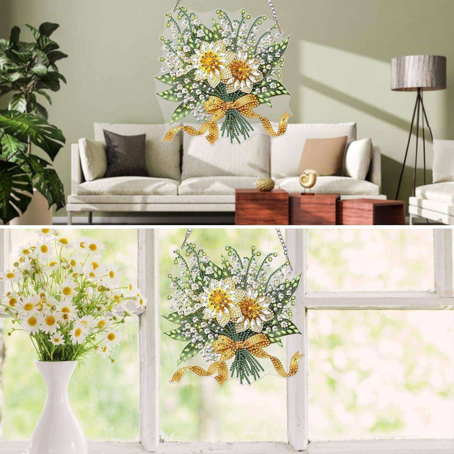 Dekoratives Blumenhängeobjekt mit gelben Blüten und grünen Blättern, gezeigt in einem Wohnzimmer und an einem Fenster, als Wohndekor-Akzent gestaltet.