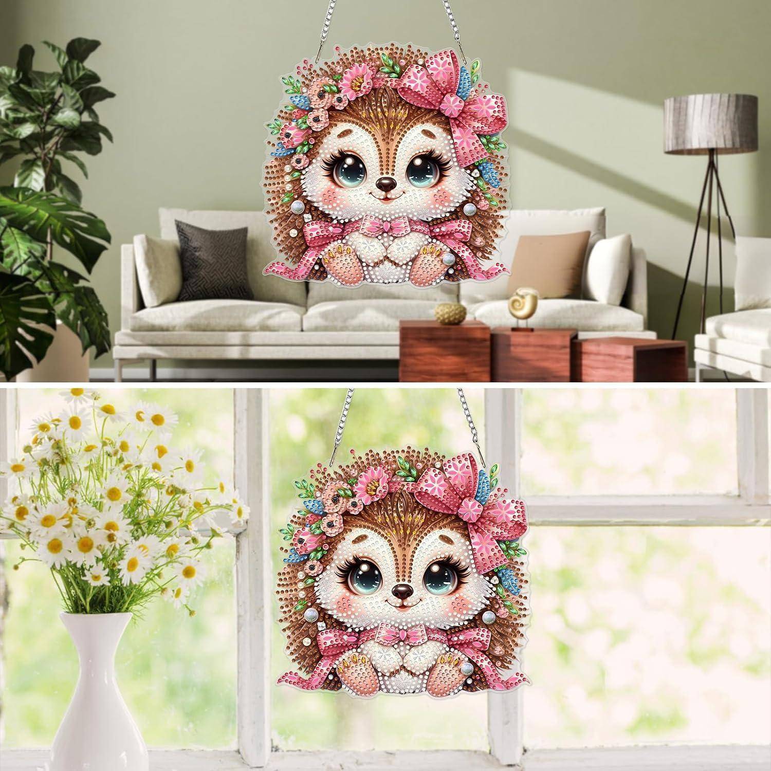 Ein geschmückter Igel-Hängesessel mit niedlichem Gesicht und rosa Blumenkrone, gezeigt in einem hellen Wohnzimmer und bei einem Fenster.