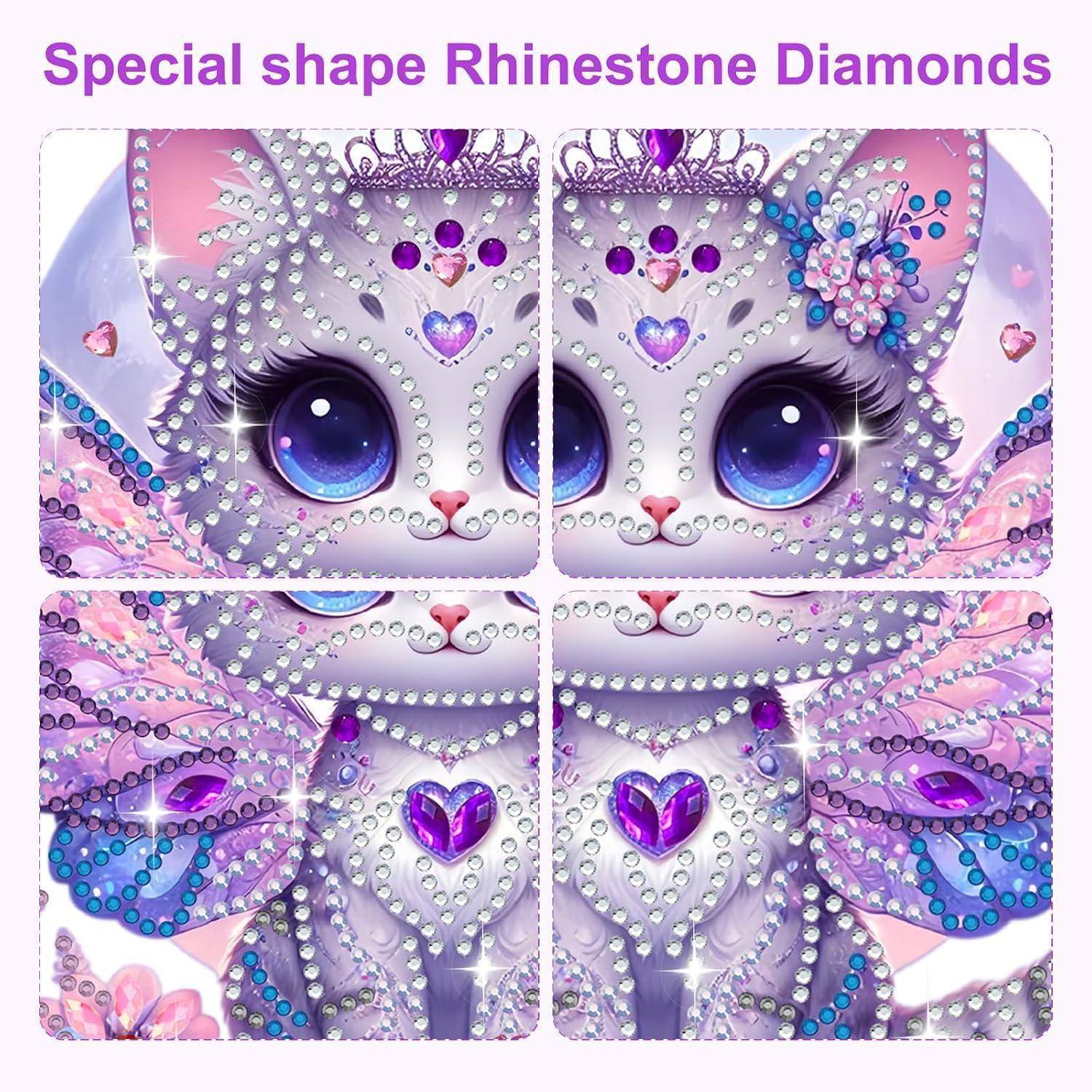 Werbebild, das ein verziertes Katzengesicht mit violetten Augen und Strass-Verzierungen zeigt, mit der Bezeichnung „Special shape Rhinestone Diamonds".