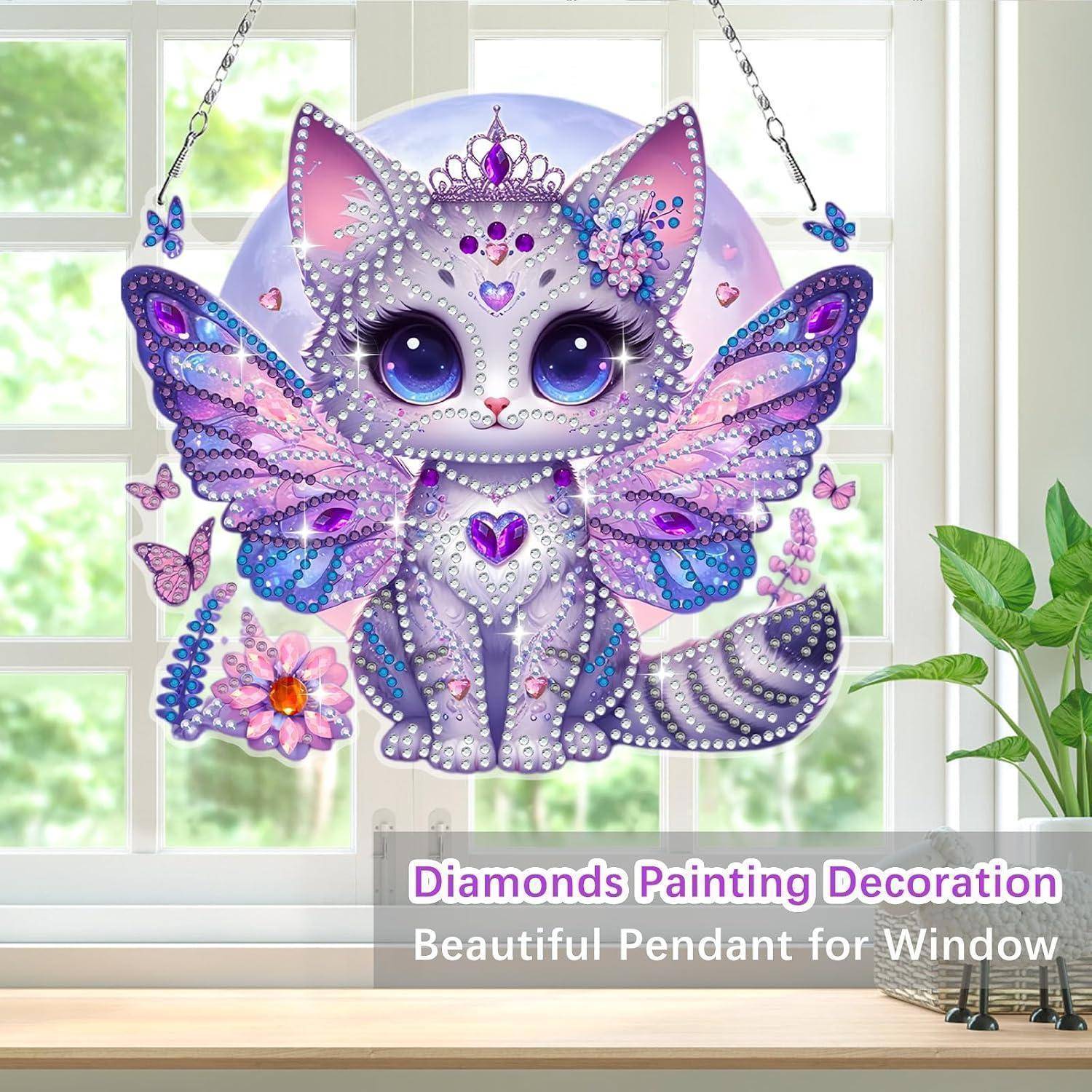 Glitzernder violetter katzenförmiger Diamantmalerei-Anhänger, der in einem Fenster hängt, mit Flügeln und einer Krone; der Text lautet „Diamonds Painting Decoration" und „Beautiful Pendant for Window"".