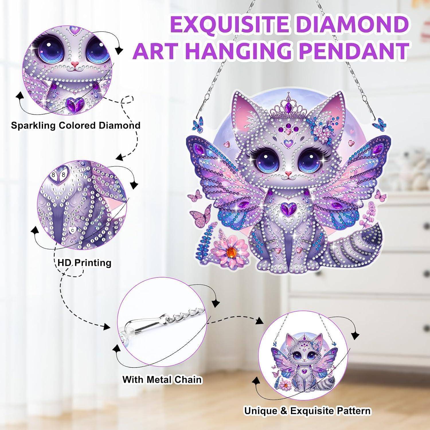 Ein glitzerndes katzenförmiges Diamant-Kunst-Hängependant mit Flügeln und einer Kette, dargestellt als violett-blaue dekorative Wandverzierung mit beschrifteten Funktionserklärungen.