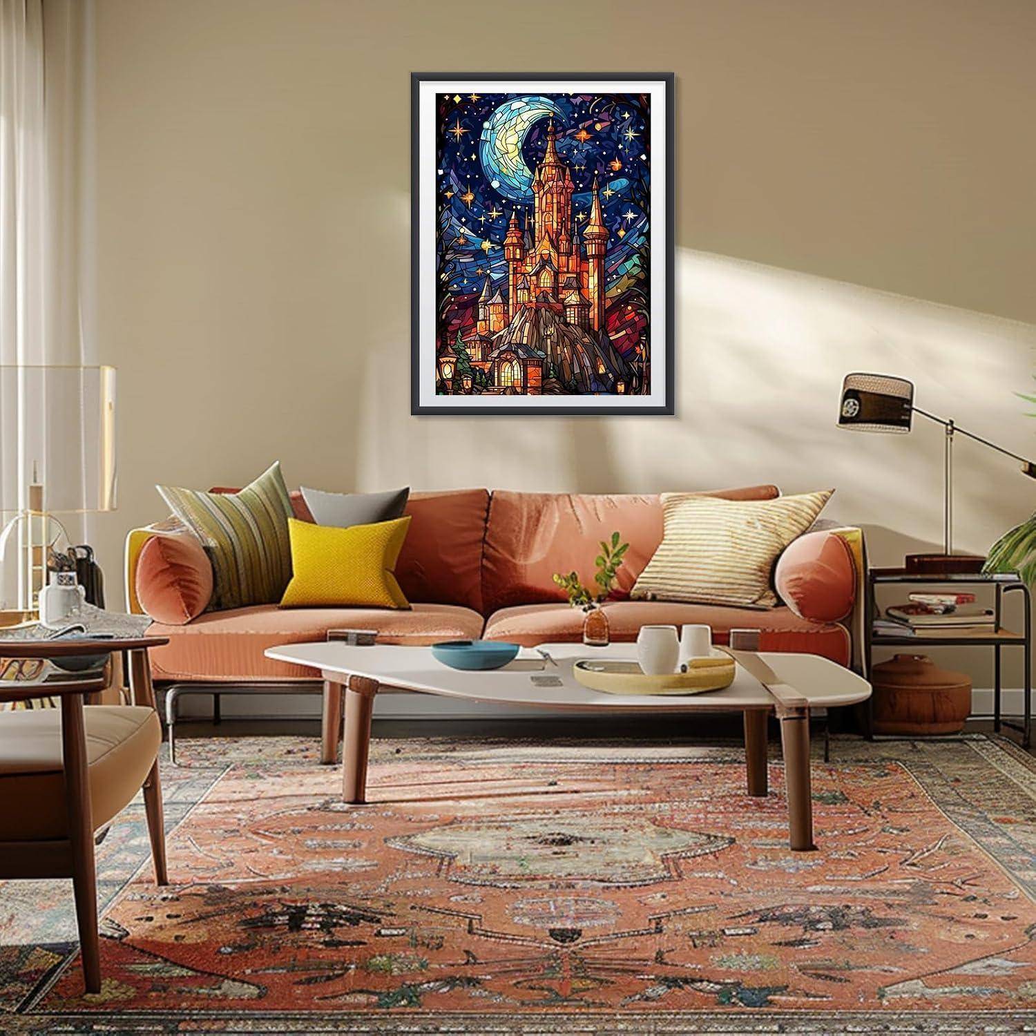 Ein gemütliches Wohnzimmer mit einem orangefarbenen Sofa, einem Couchtisch, einem gemusterten Teppich und einem gerahmten farbenfrohen Stadtlandschaftsgemälde, das an der Wand zentriert ist.