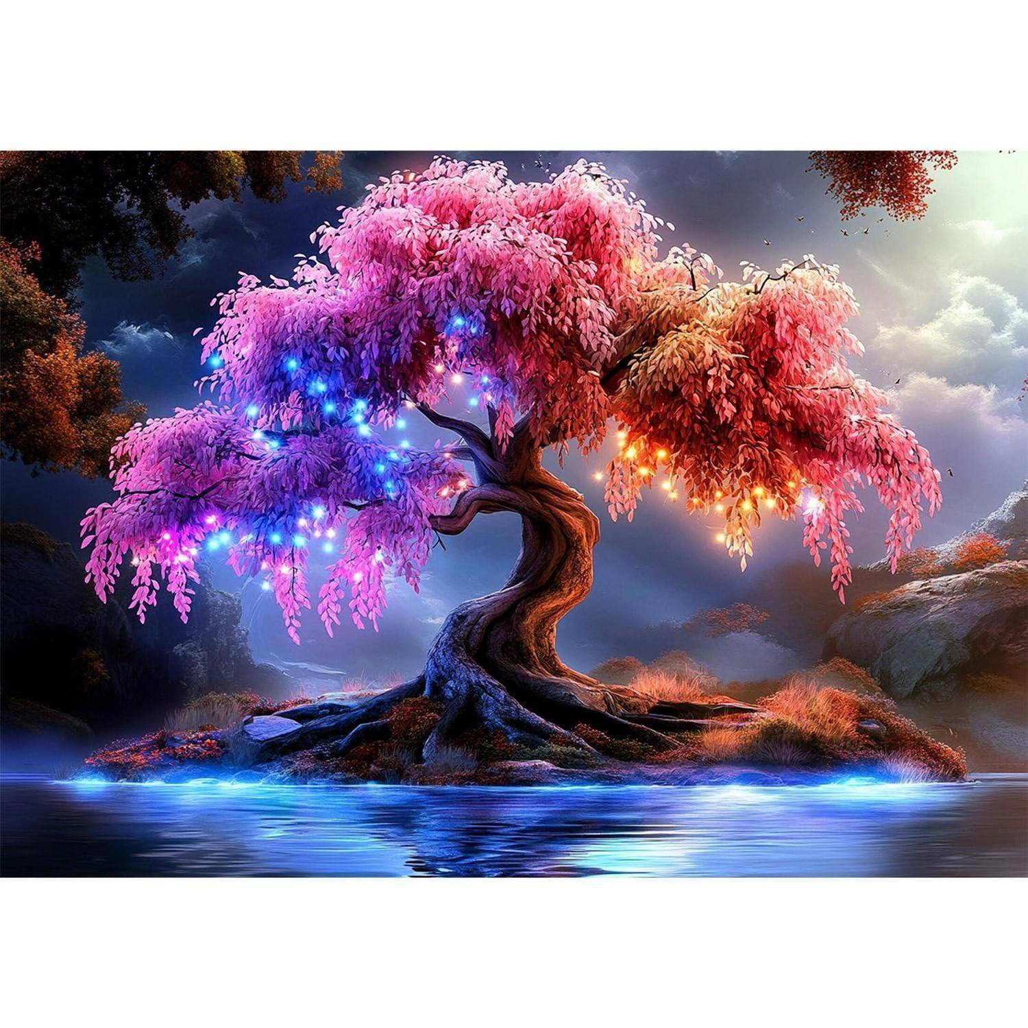 Ein leuchtender rosa Baum mit hängenden Lichtern steht auf einem felsigen Ufer neben ruhigem Wasser unter einem dramatischen, wolkigen Himmel.