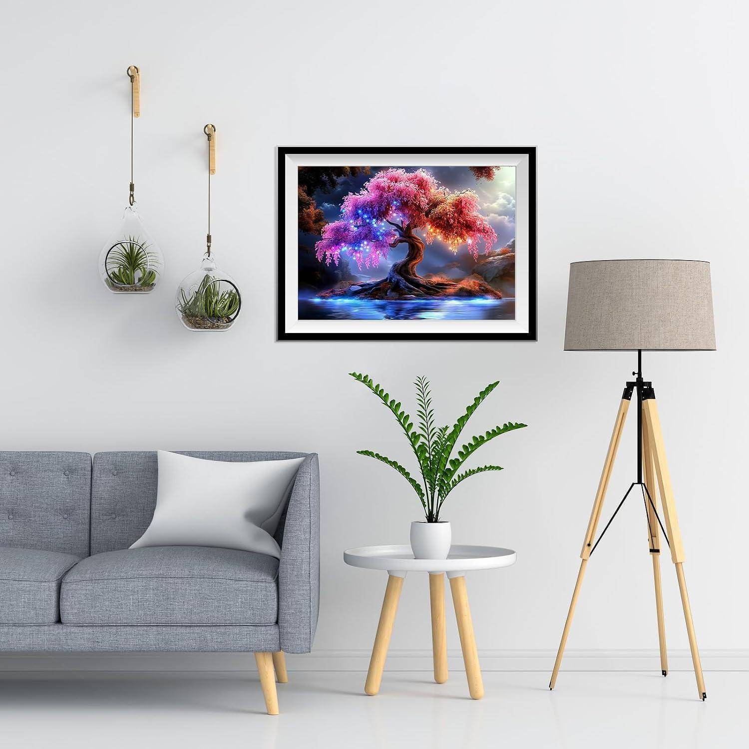 Modernes Wohnzimmer mit grauem Sofa, gerahmtem farbenfrohem Baum-Kunstwerk, hängenden Pflanzen, Beistelltisch mit Pflanze und Stativ-Stehleuchte.