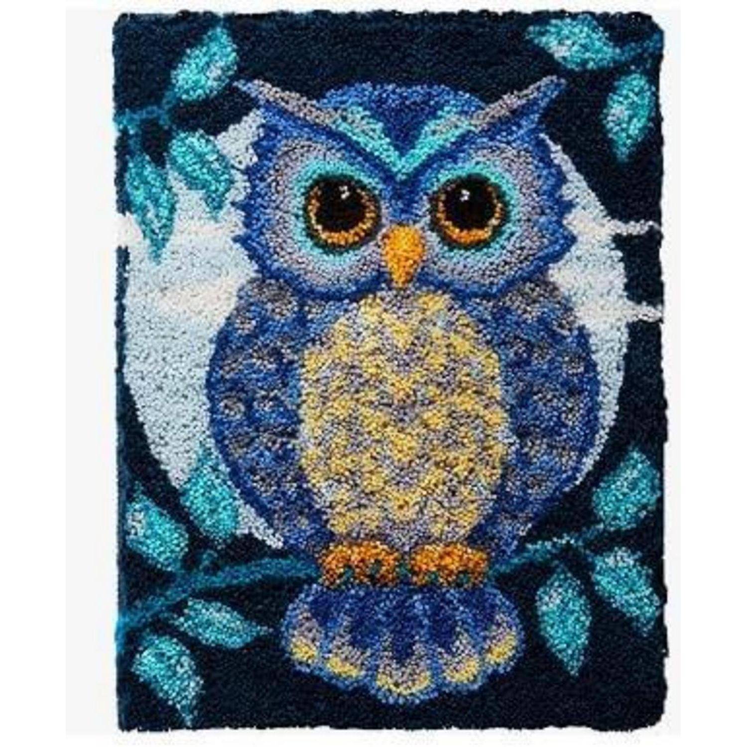 Farbenfrohe Mosaik-Eule mit großen Augen auf dunklem Blatterhintergrund, zentriert und nach vorne blickend.