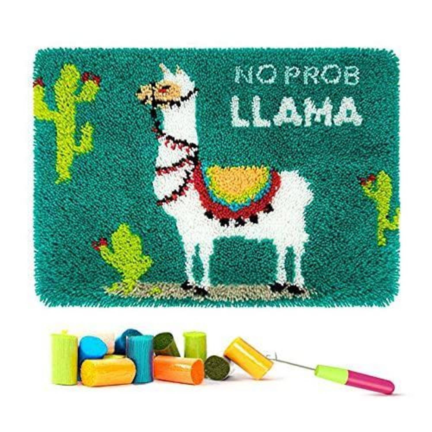 Ein weißer Lama-Teppich mit Kaktusformen und dem Text „NO PROB LLAMA