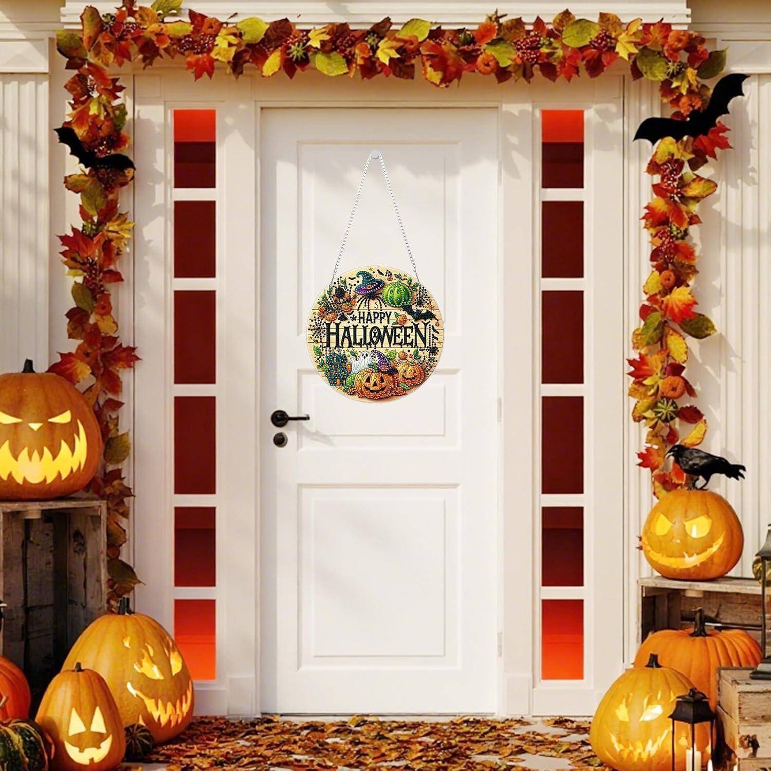 Halloweendekoriertete Haustür mit Herbstgirlande, Kürbislaternen und einem hängenden „Happy Halloween