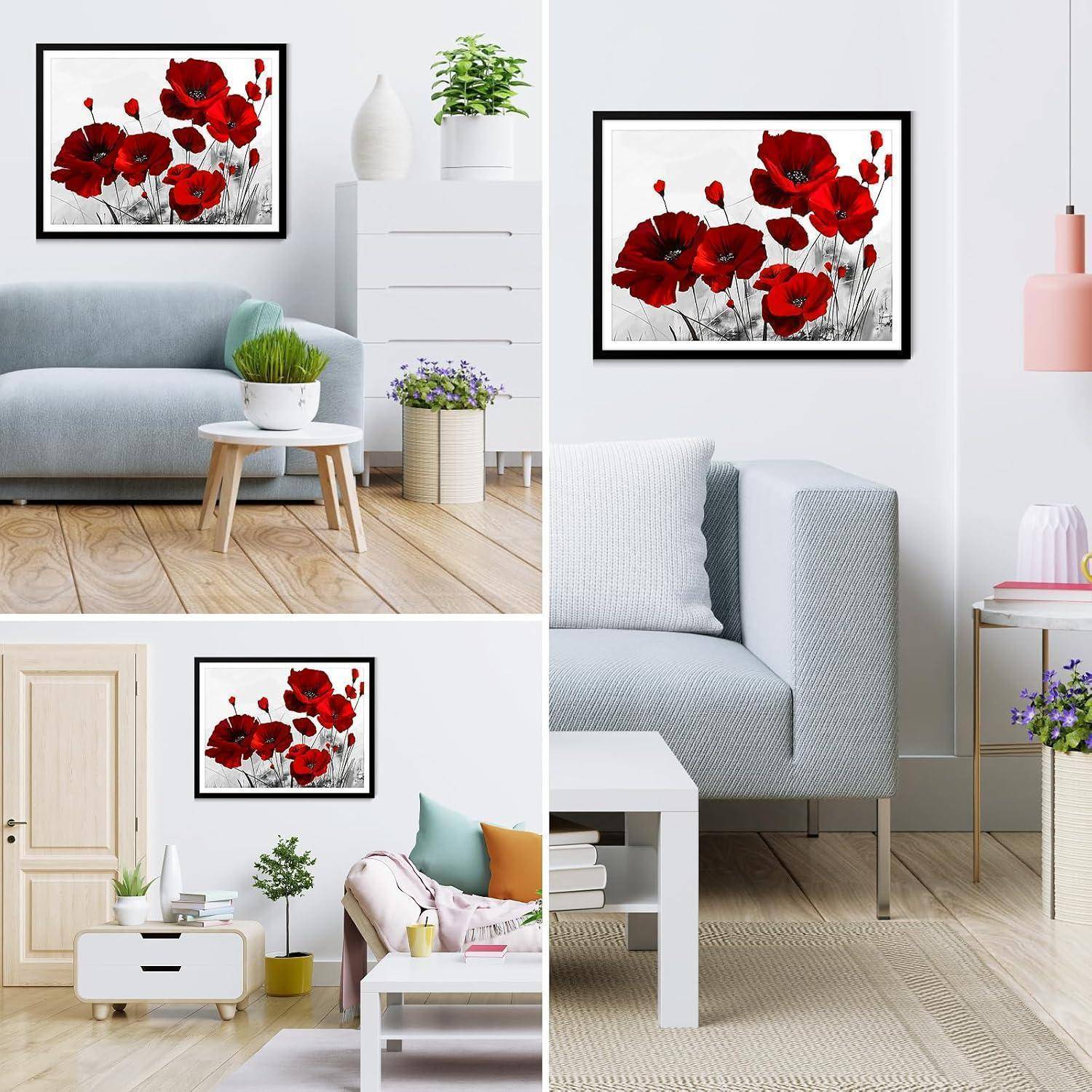 Collage eines modernen Wohnzimmers mit gerahmten roten Mohnblumen-Kunstwerken über einem grauen Sofa, weißen Möbeln, Pflanzen und Pastellakzenten.