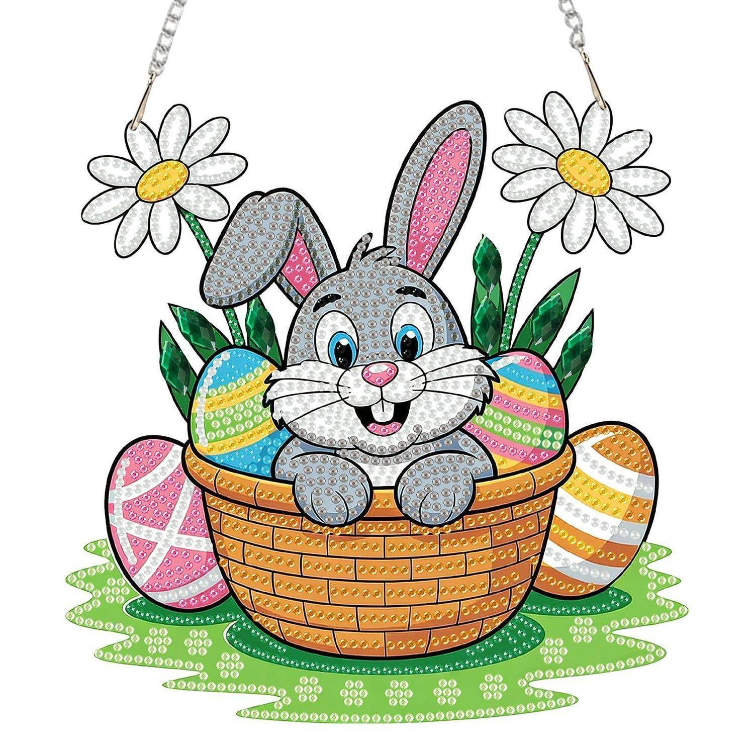 Ein Cartoon-Grauer Hase mit bunten Eiern sitzt in einem Korb, umgeben von Gänseblümchen und grünem Gras, wie eine hängende Osterdekoration.