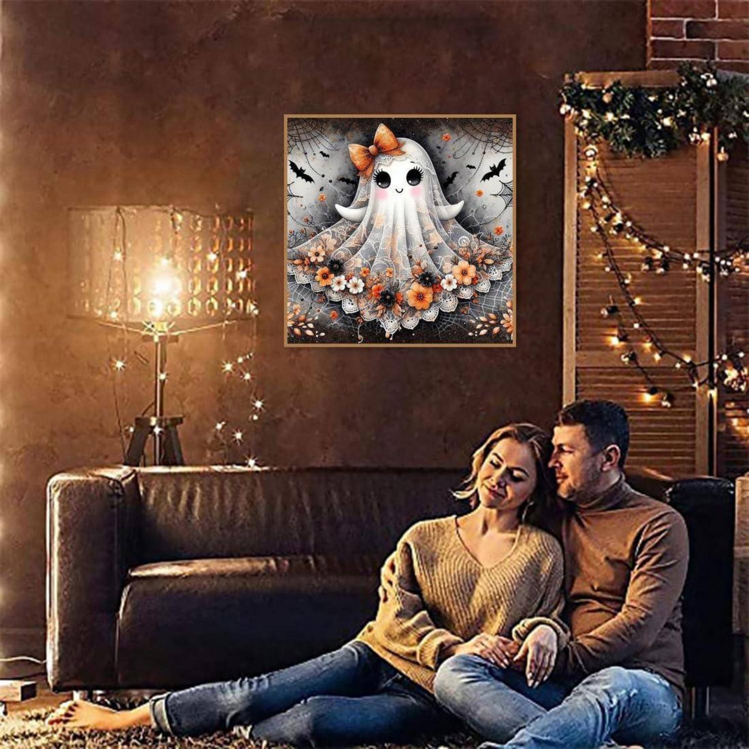 Ein Paar sitzt kuschelnd auf einem Sofa in einem gemütlichen, gedimmt beleuchteten Wohnzimmer mit Lichterketten und einem Bild mit Geister-Motiv an der Wand.