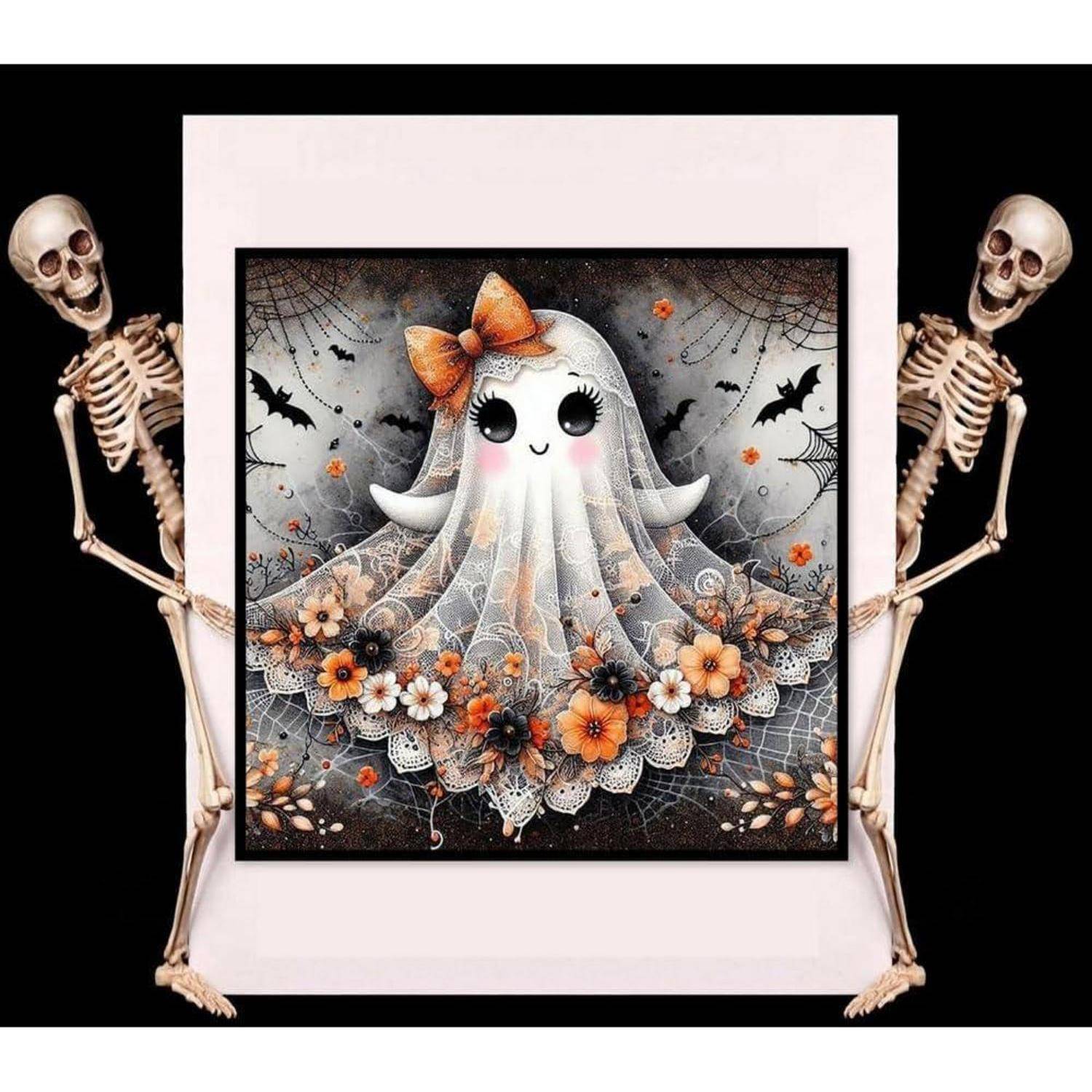 Illustration im Halloween-Stil mit einem Gespenst mit Schleife und Kleid aus Blumenschpitzen, das von zwei Skeletten auf schwarzem Hintergrund in einem Rahmen gehalten wird.