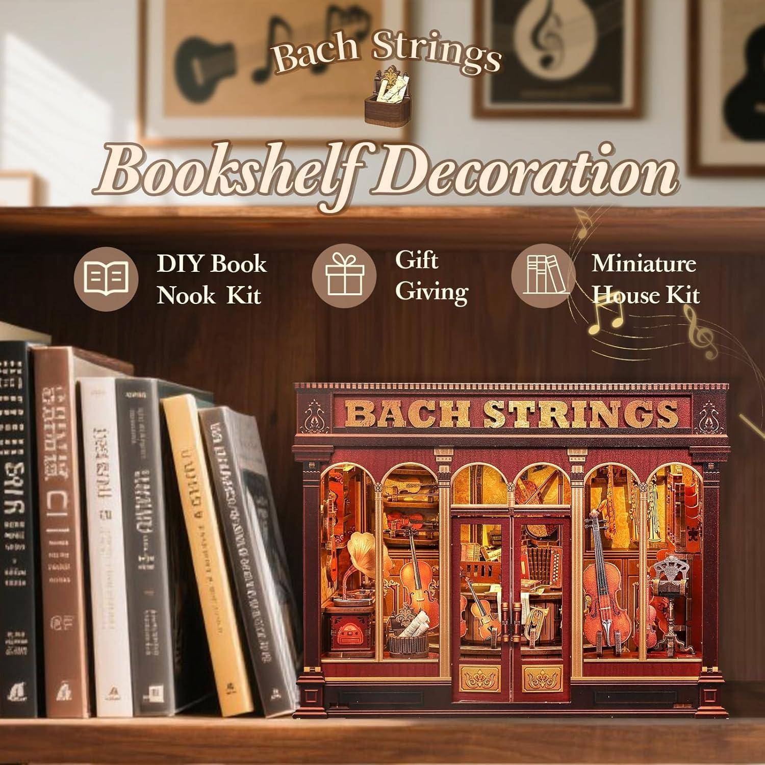 Werbebild für Bach Strings Bücherregal-Dekoration, das ein DIY-Buchecken-Set, eine Geschenkidee und ein Miniaturhaus-Set neben Büchern in einem Regal zeigt.