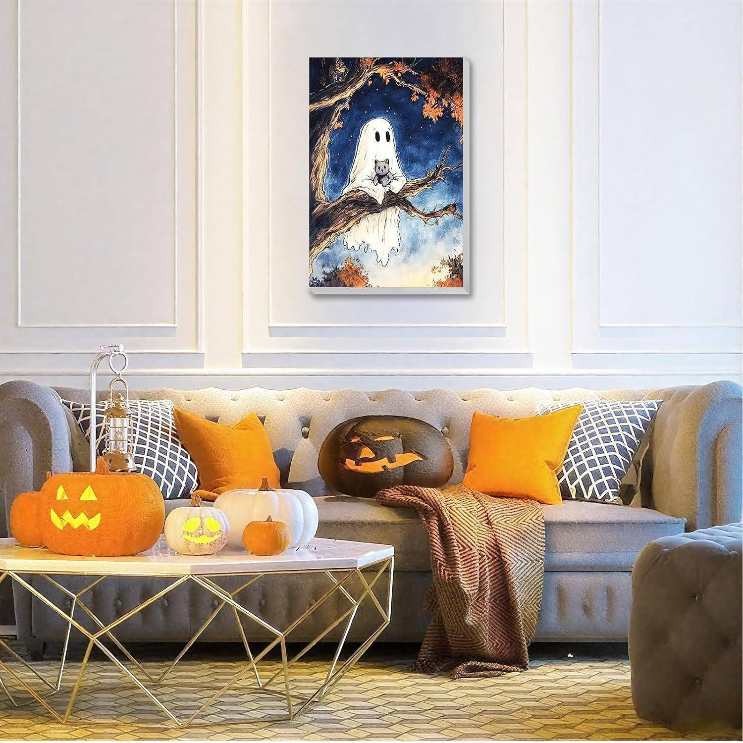 Wohnzimmer mit Halloween-Dekoration mit geschnitzten Kürbissen, orangefarbenen Kissen, einem Geistgemälde über dem Sofa und einem Kürbis-Wurfkissen auf der Couch.