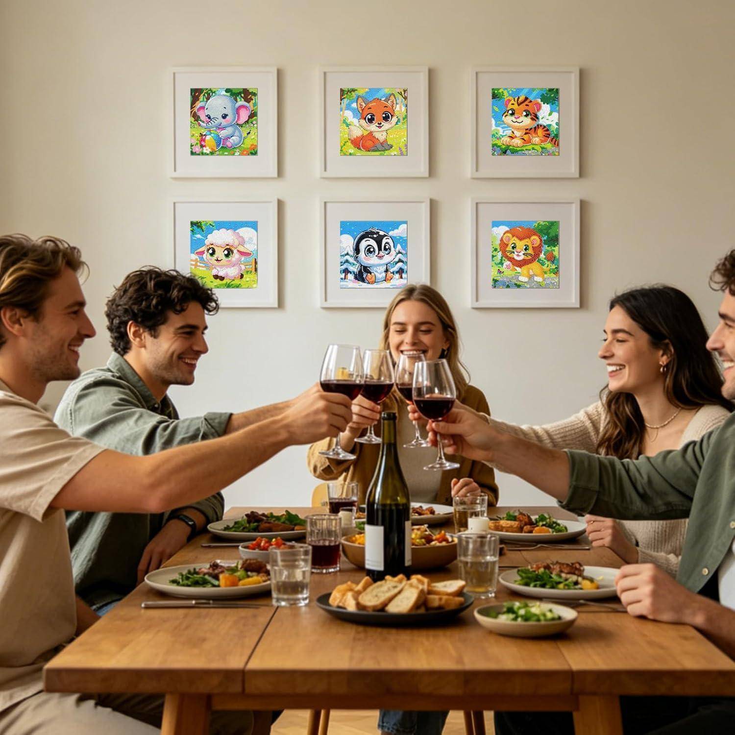 Fünf Freunde heben Weingläser um einen Esstisch herum, auf dem Essen steht, lächeln in einem gemütlichen Zimmer mit gerahmten Tierillustrationen an der Wand.