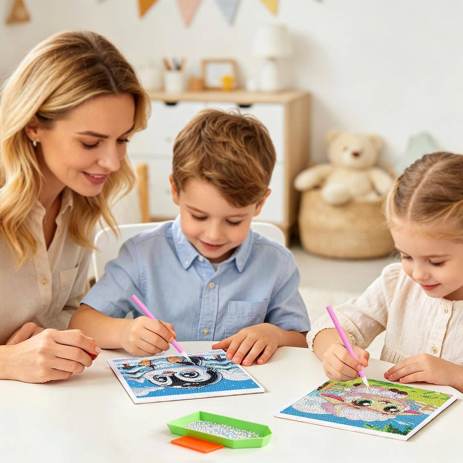 Frau hilft zwei Kindern, farbenfrohe Bastelprojekte an einem Tisch zu erstellen. Sie verwenden rosafarbene Werkzeuge in einem hell erleuchteten Spielzimmer.