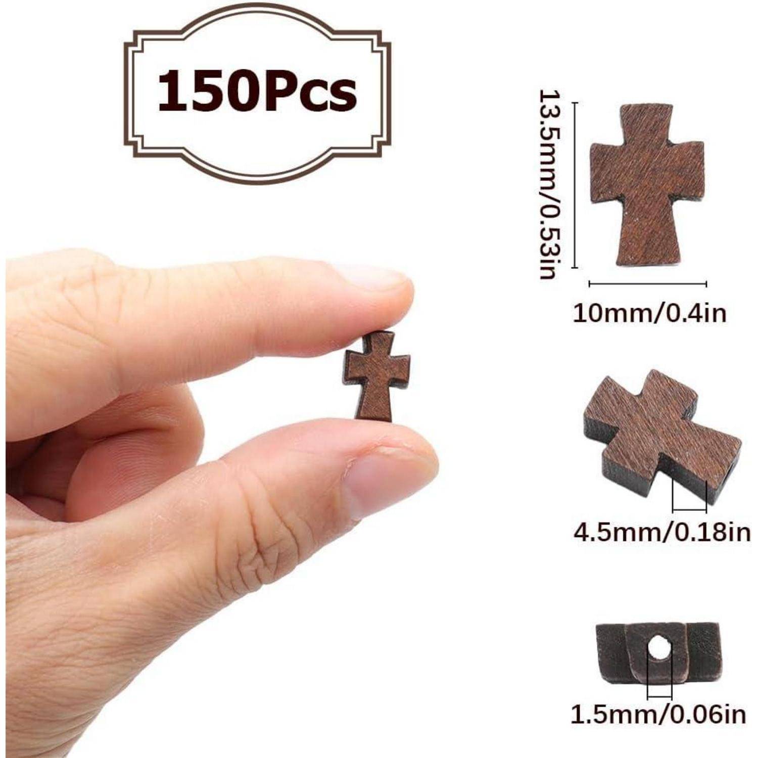 Das Bild zeigt 150 Holzkreuzanhänger, 13,5 mm hoch, 10 mm breit, 4,5 mm dick, zwischen den Fingern gehalten mit angezeigten Größenmessungen.