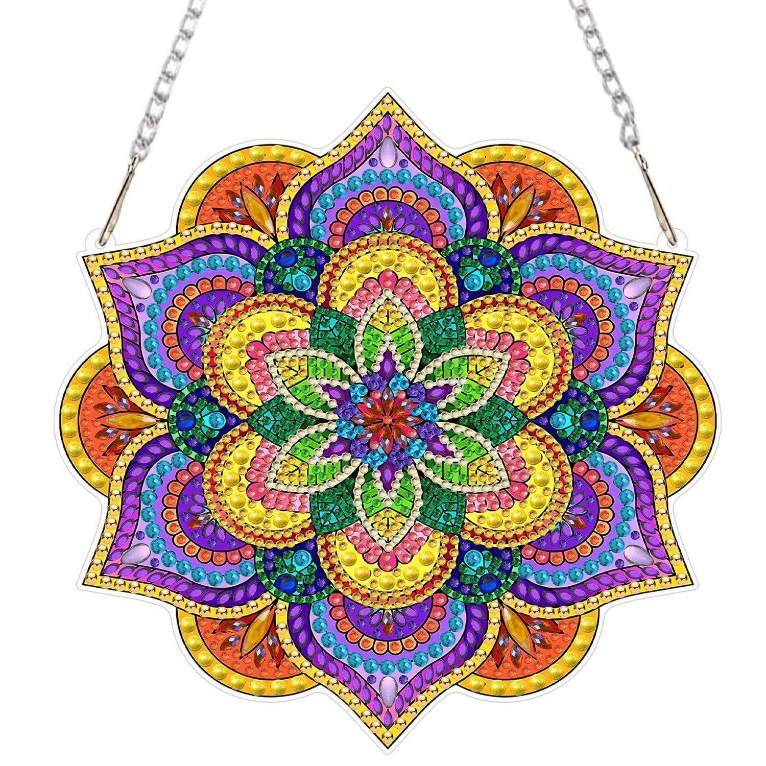 Farbenfrohe Mandala-Stil-Anhänger-Halskette mit mehrschichtigen Blumen- und geometrischen Mustern auf einer Silberkette.