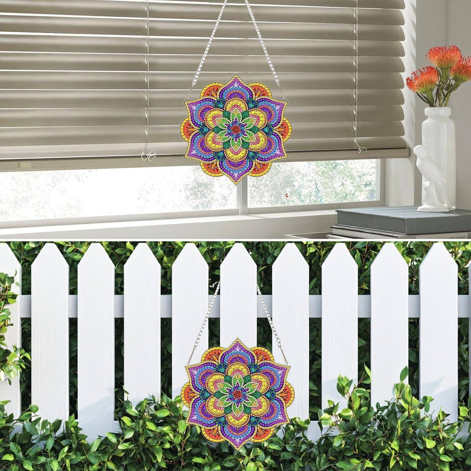 Farbenfroher Mandala-Fensteranhänger im Bleiglasstil, der in einem Fenster hängt, gezeigt in Innen- und Außenaufnahmen vor Jalousien und einem weißen Lattenzaun.
