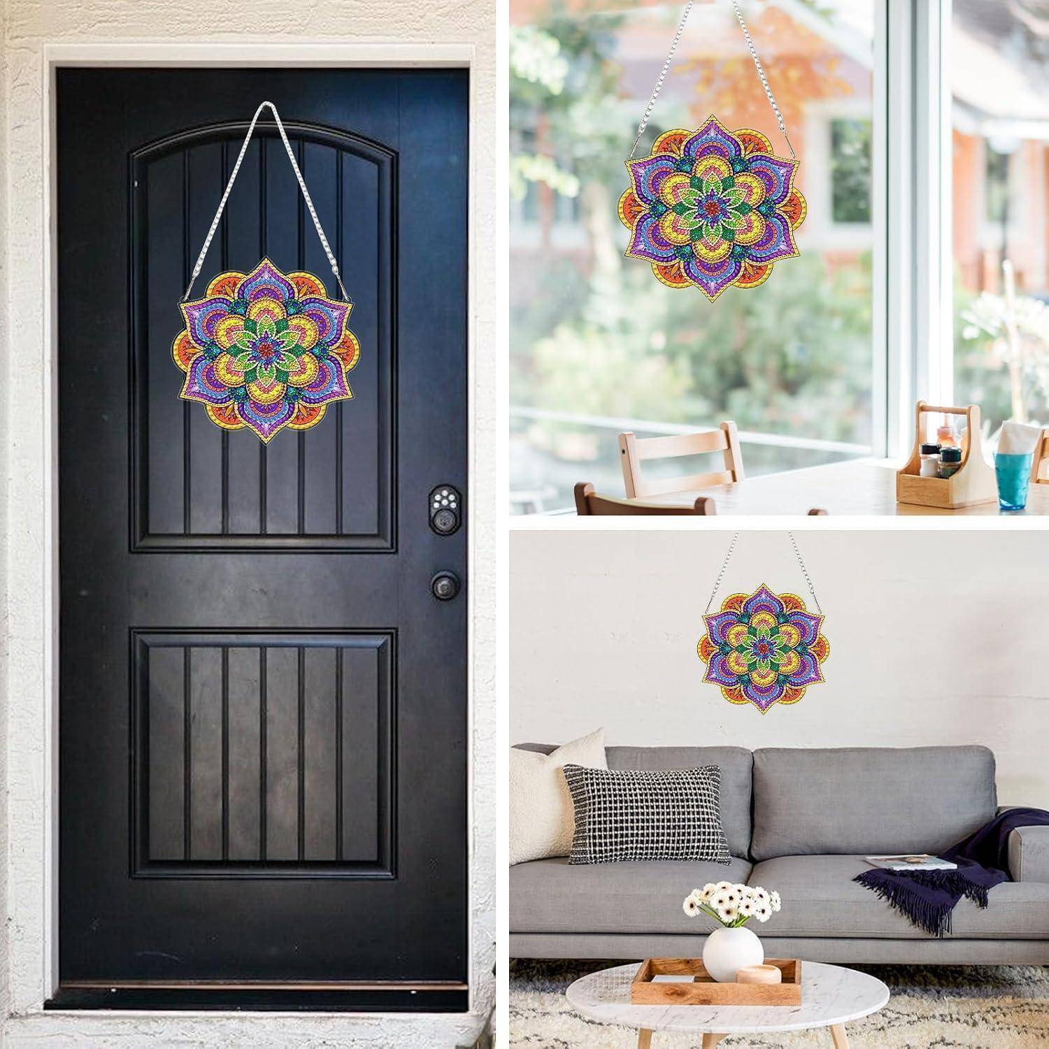 Bunte Mandala-ähnliche Hängekoration, die an einer Haustür, einem Fenster und über einem Sofa als vielseitiges Wohnaccessoire gezeigt wird.