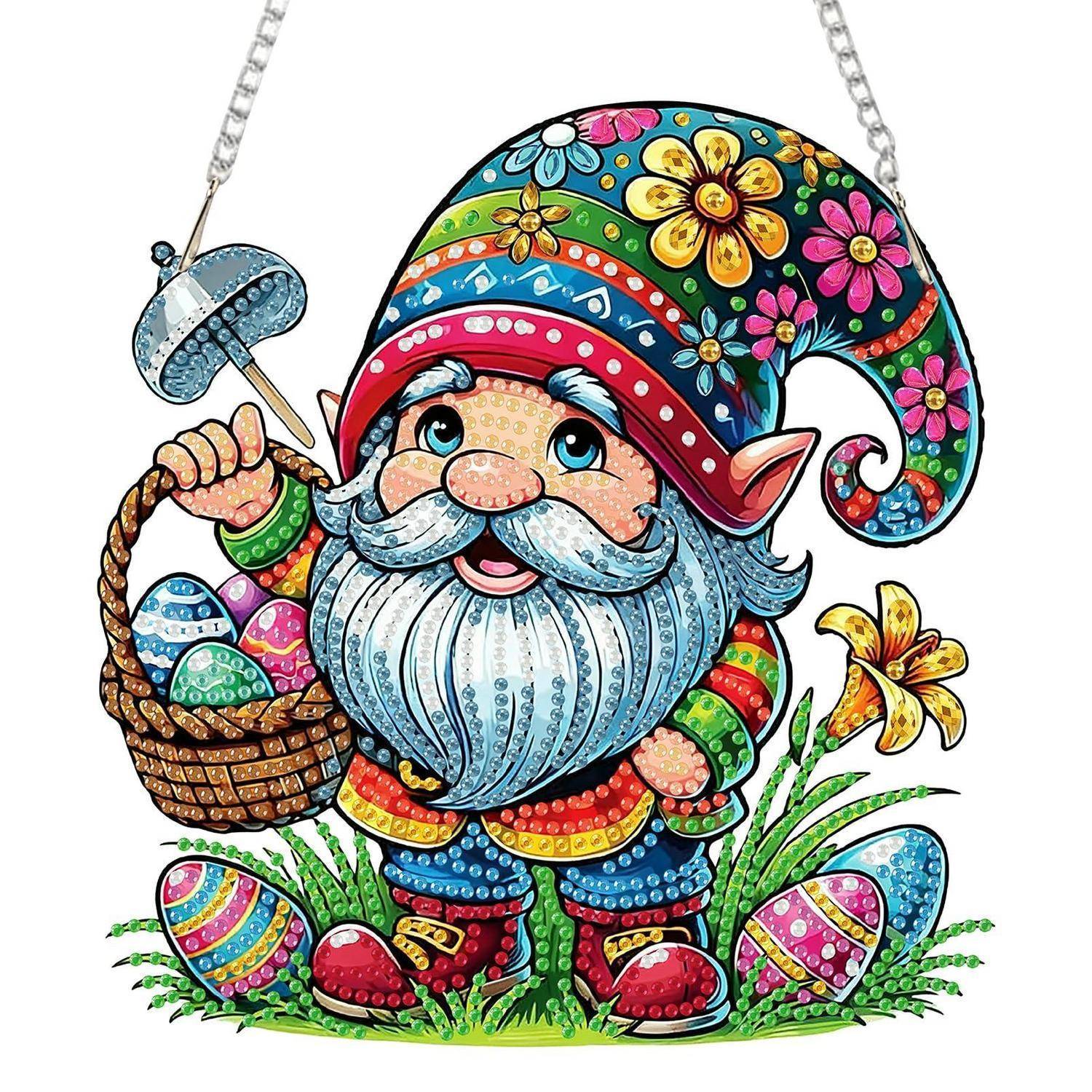 Bunter Cartoon-Gnom, der einen Korb und einen Pilz hält, mit langem weißem Bart, Blumenhut und dekorierten Ostereiern auf Gras.