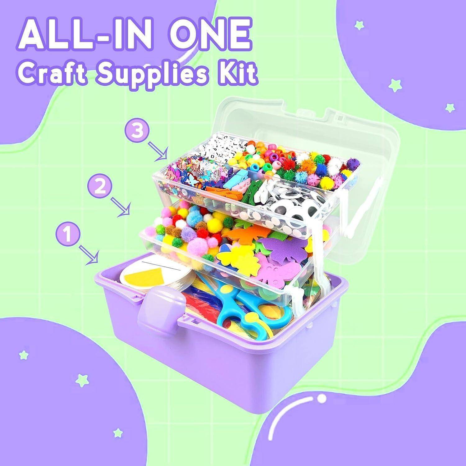 All-in-One-Bastelbedarfsset in einem durchsichtigen stapelbaren Organizer mit drei Fächern voller bunter Pompons, Perlen, Pailletten, Schaumstoffformen und Schere.